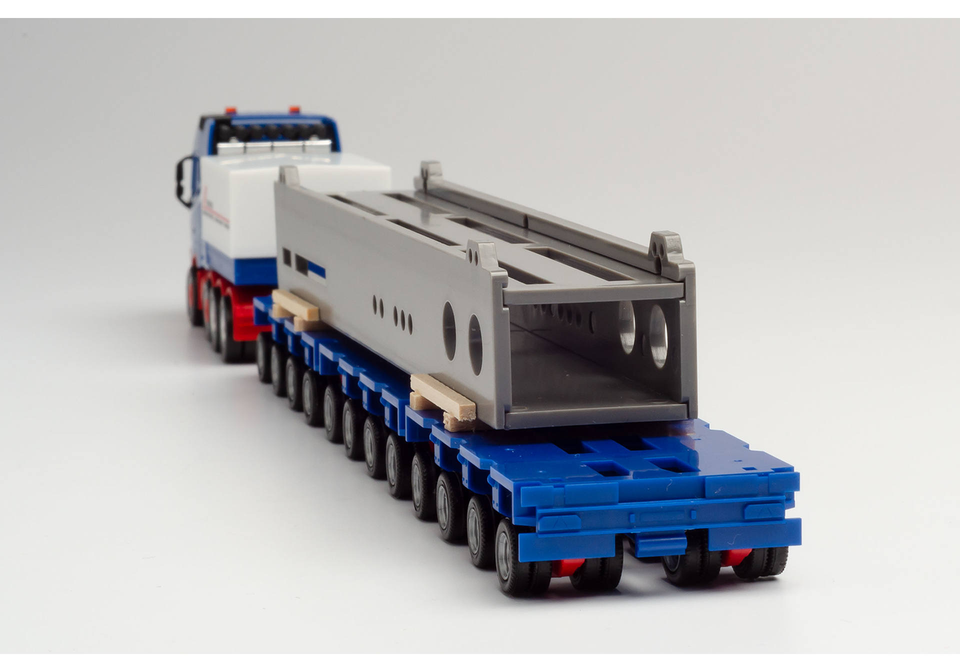 Volvo FH 16 Gl. low-loader truck-trailer with makeshift bridge