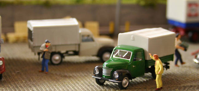 Display Framo trailer, 20 models in two colours (10 x grey & 10 x moss green)