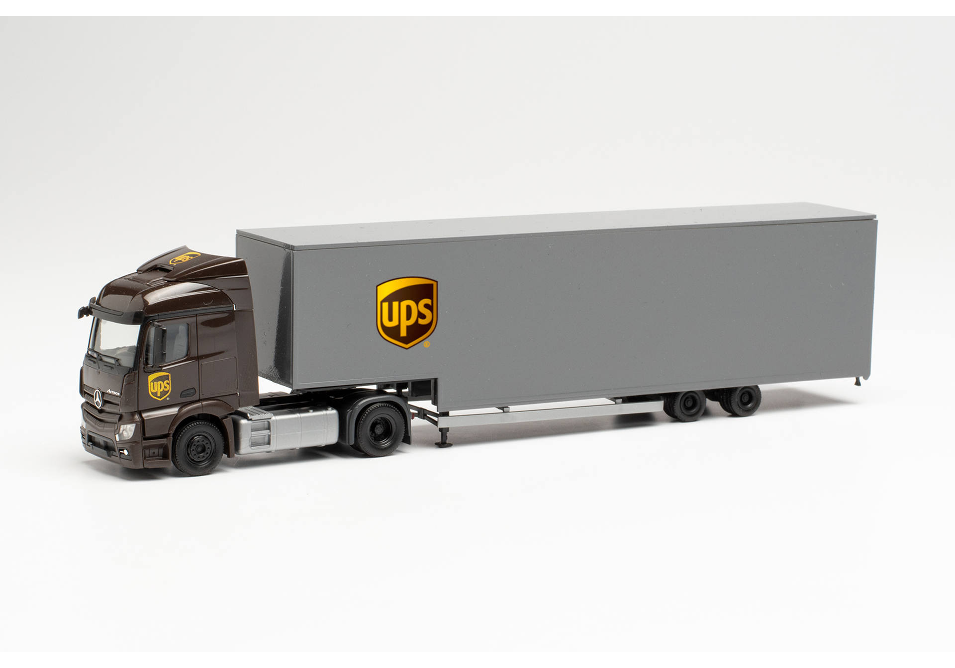 Mercedes-Benz Actros StreamSpace jumbo box semitrailer “UPS”
