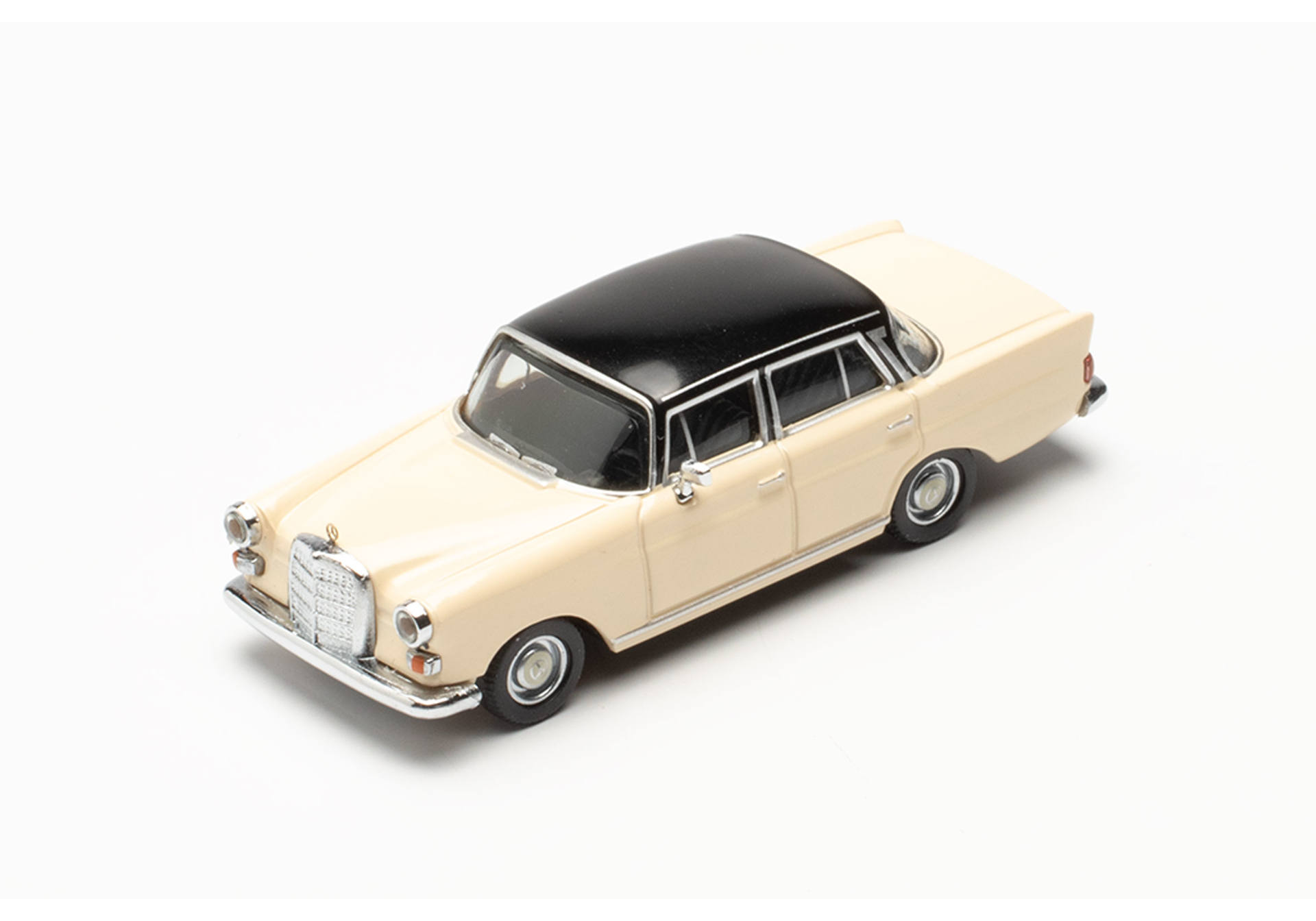 Mercedes-Benz 200 Heckflosse, creme
