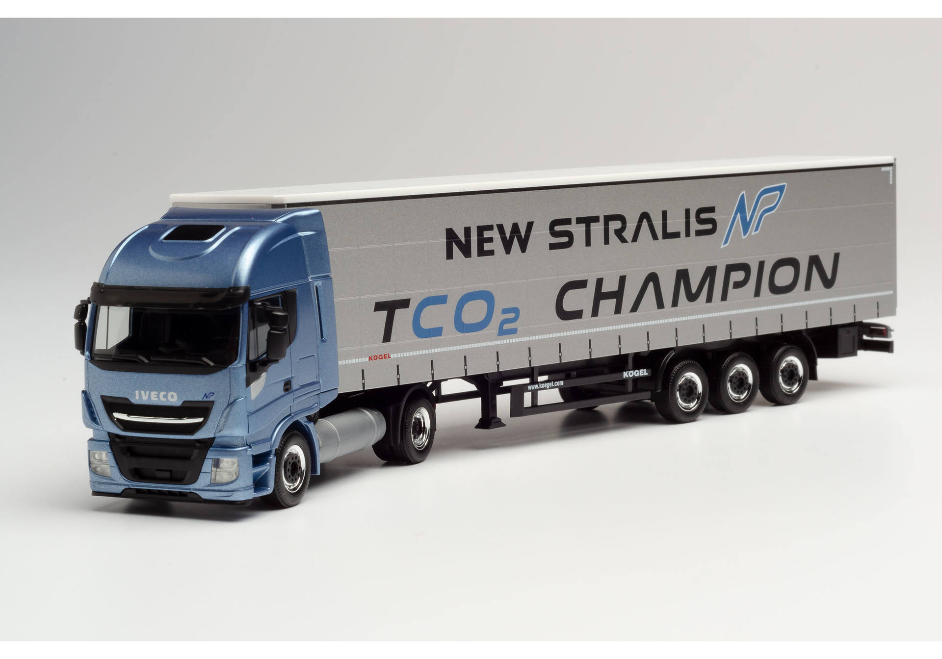 Iveco Stralis NP 460 Gardinenplanen-Sattelzug „New Stralis TCO2 Champion“