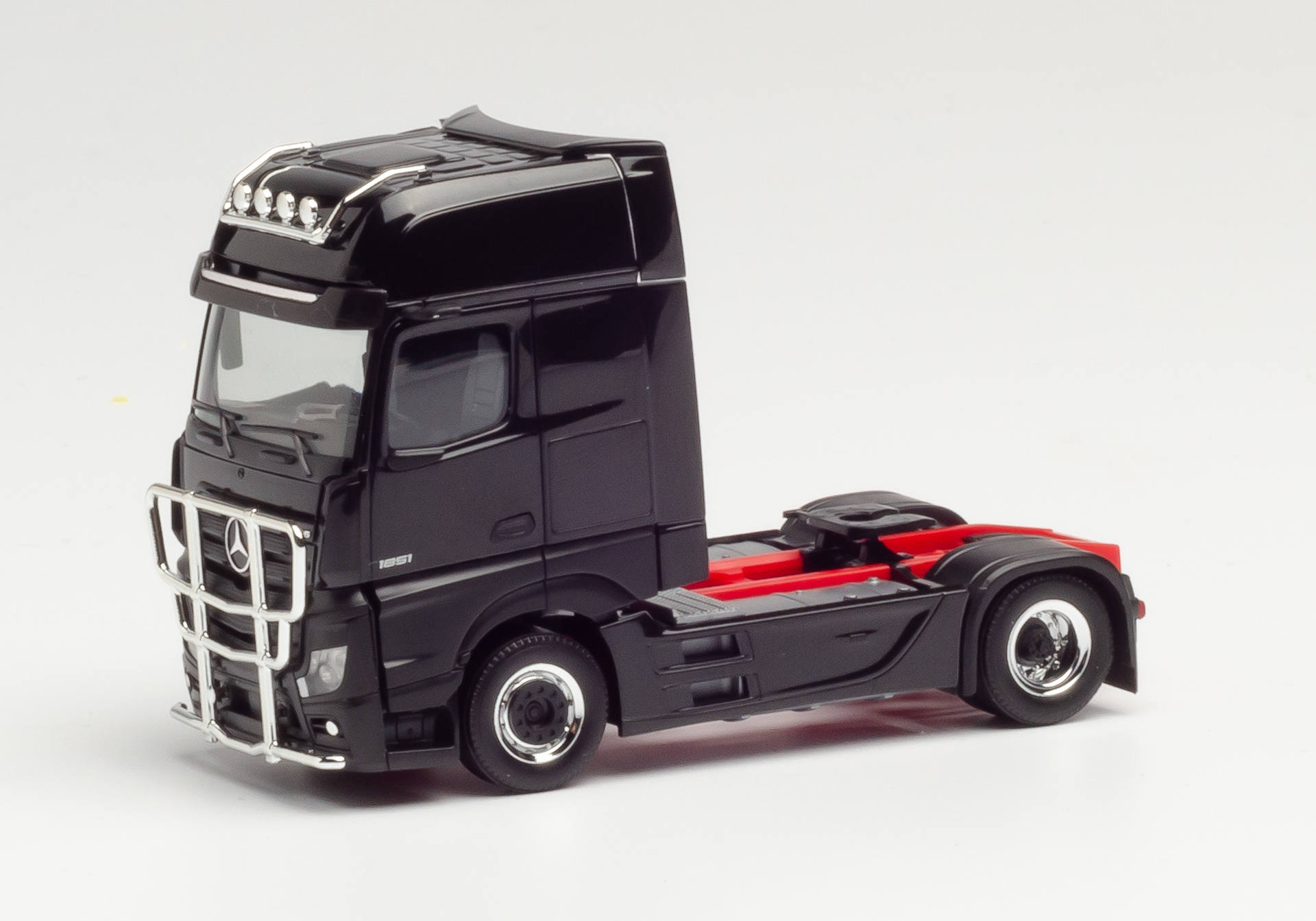 Herpa Mercedes-Benz Actros `18 Gigaspace Zugmaschine mit Rammschutz und  Lampenbügel, schwarz 311533-002