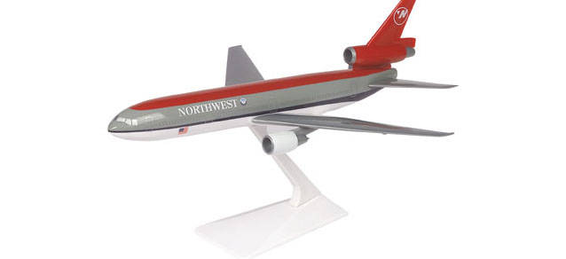 Northwest Airlines DC-10. Artikel wird/ wurde in Wooster-Verpackung ausgeliefert.