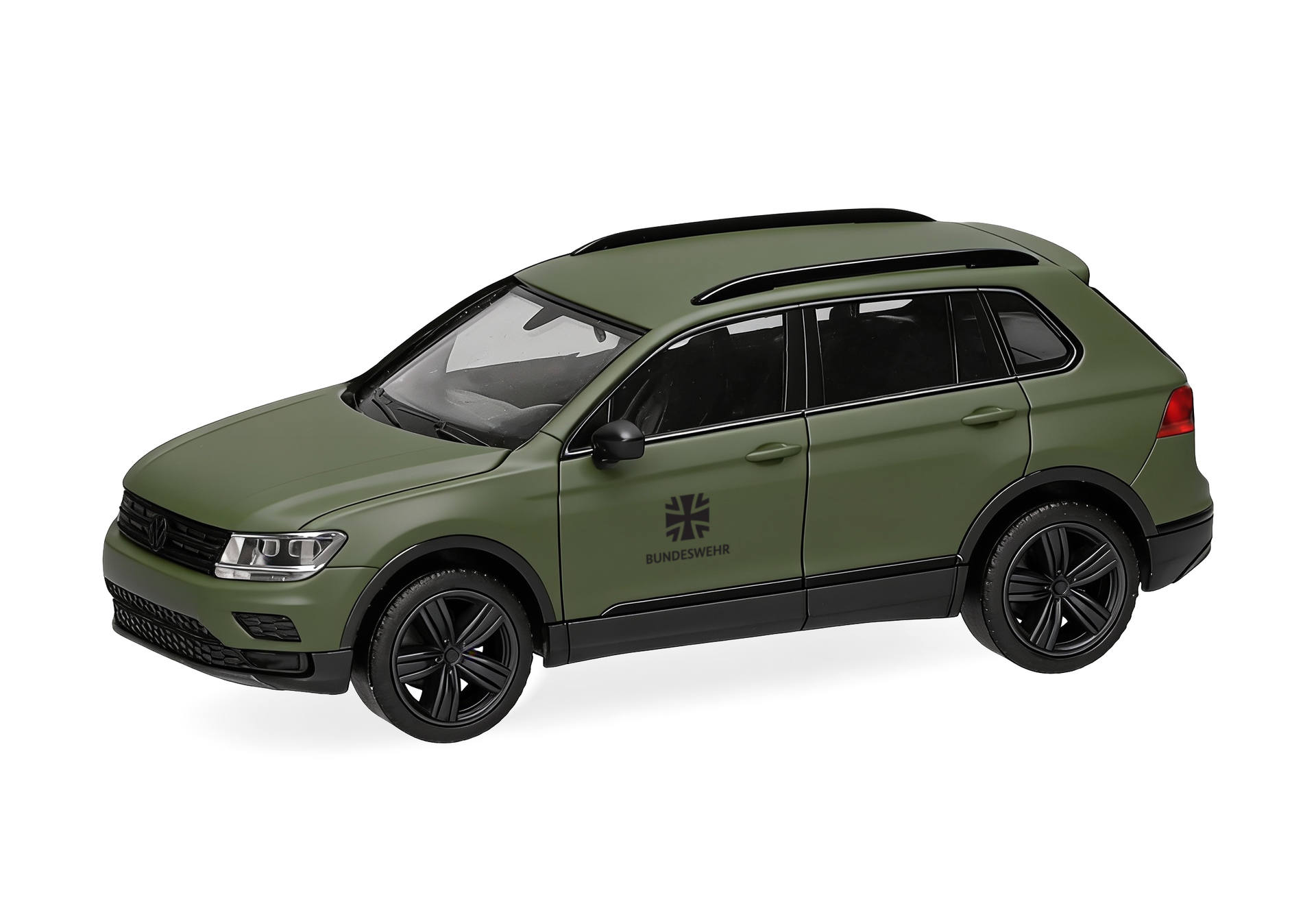 SUV, green, panoramic roof, black wheels, utility vehicle