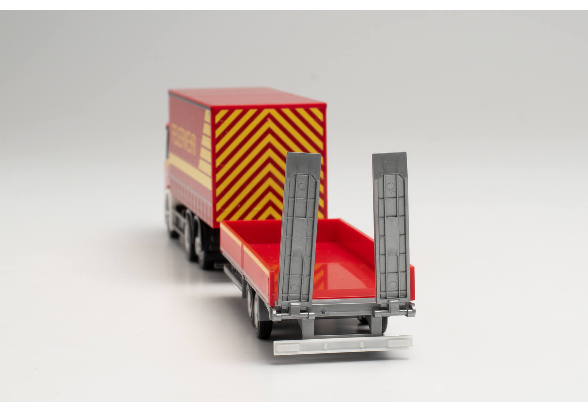 Scania CG 17 Gardinenplanen-LKW mit Tieflade-Anhänger mit Rampen „Feuerwehr“
