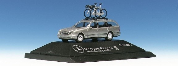 Mercedes-Benz E-Class W 210 T with roof stands and 2 bicycles