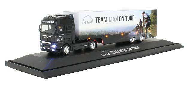 MAN TGA XXL Koffer-Sattelzug "MAN ON TOUR" SCENIX EDITION mit Licht und Sound in 1/87 (HO)