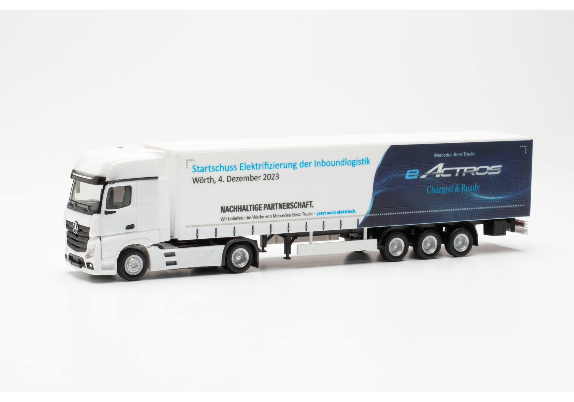 Mercedes-Benz Actros 18 Gigaspace curtain canvas semitrailer "eACTROS" (Express)
