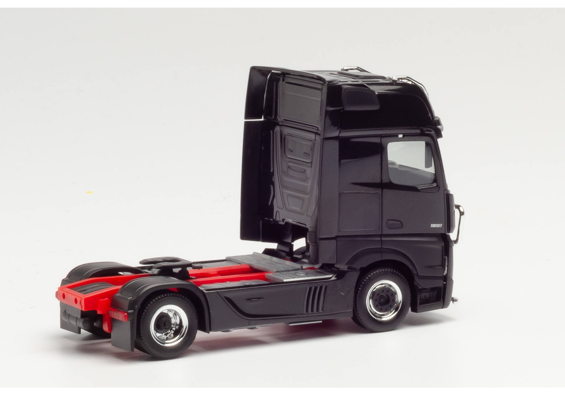 Mercedes-Benz Actros `18 Gigaspace Zugmaschine mit Rammschutz und Lampenbügel, schwarz