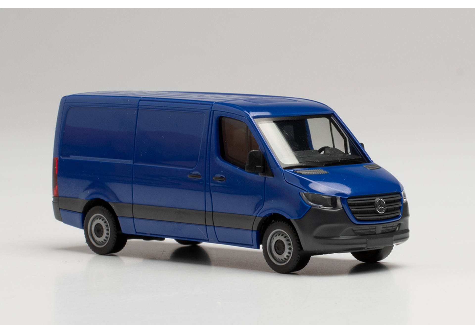 Mercedes-Benz Sprinter `18 box low roof, ultramarine blue
