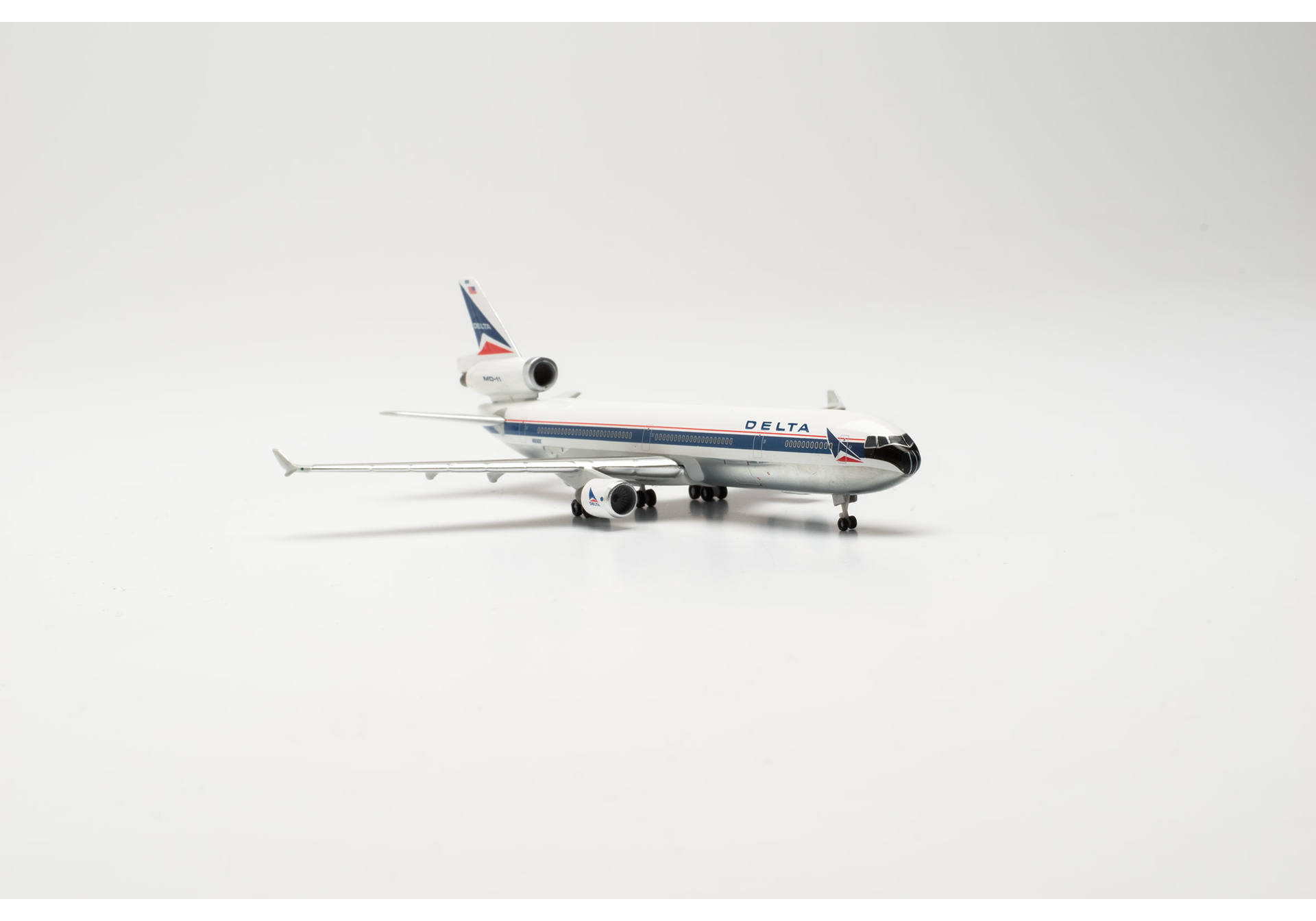 Delta Air Lines McDonnell Douglas MD-11 – N806DE