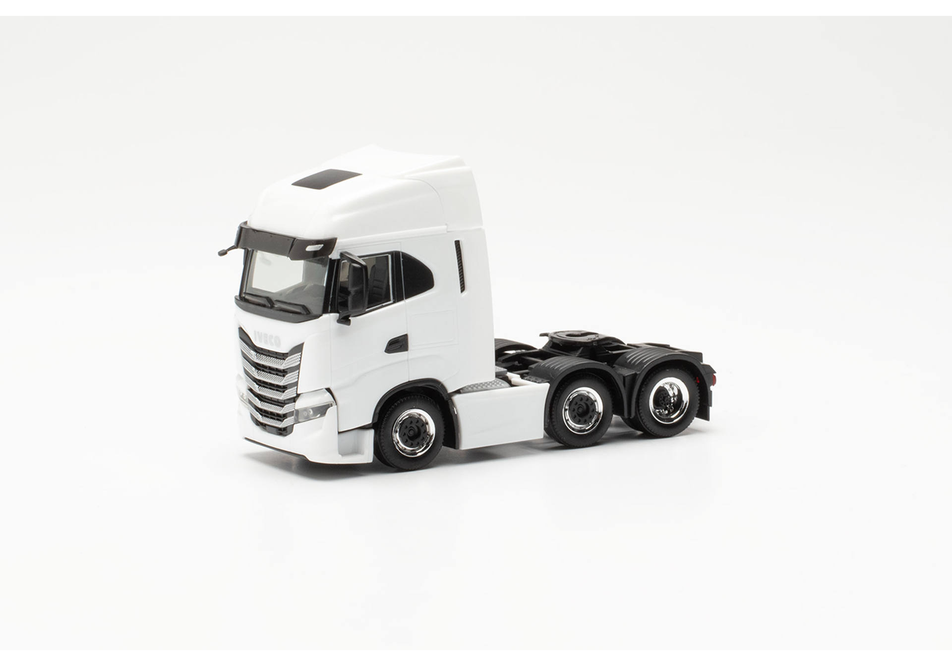 Iveco S-Way rigid tractor 3axles, white