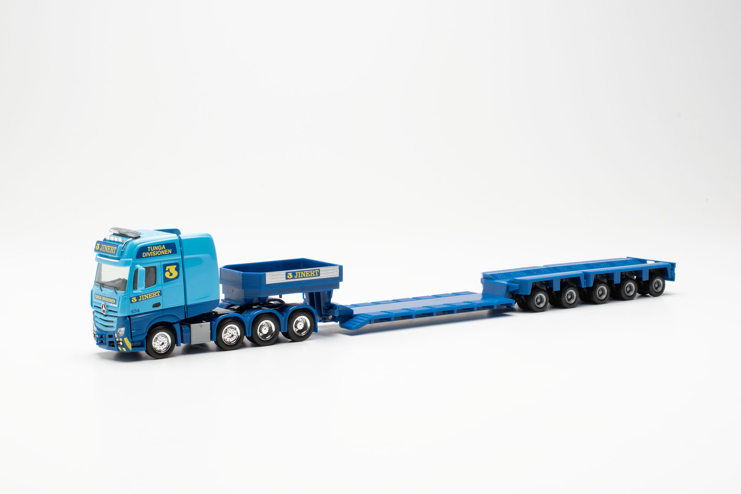 Mercedes-Benz Actros Gigaspace low-boy semitrailer "Jintert" (Sweden)