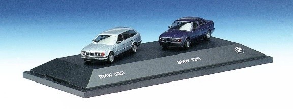 BMW 525i Touring 535i sedan 4-door in double display