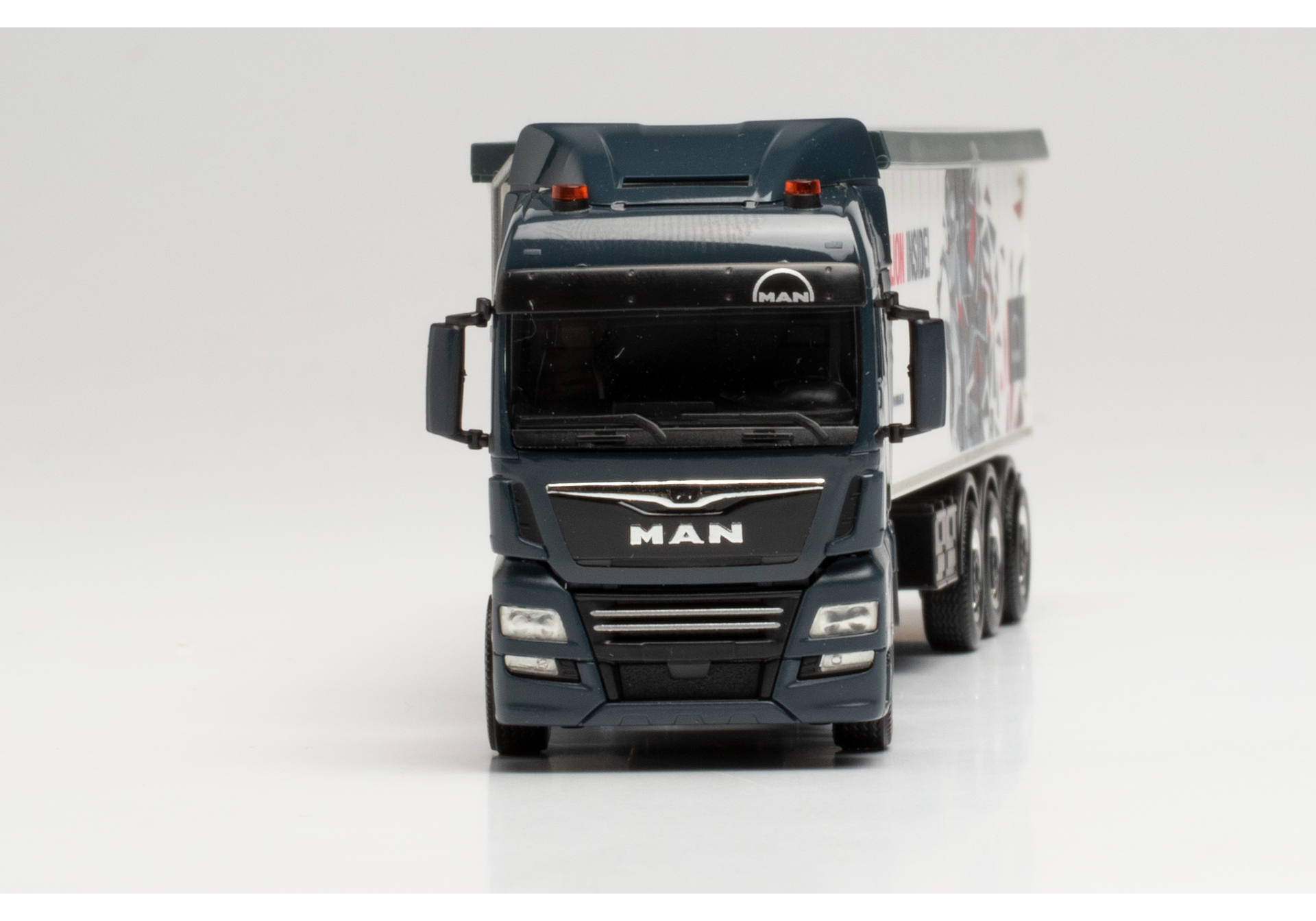 MAN TGX XLX Stöffelliner semitrailer "Lion Inside"