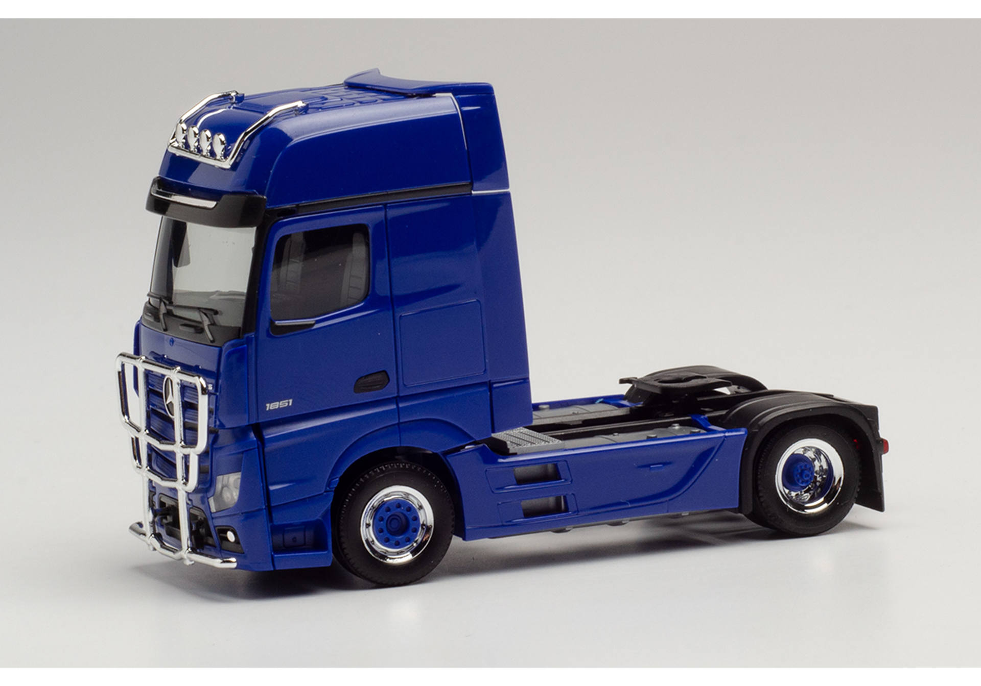 Mercedes-Benz Actros Gigaspace Zugmaschine mit Rammschutz, ultramarin blue