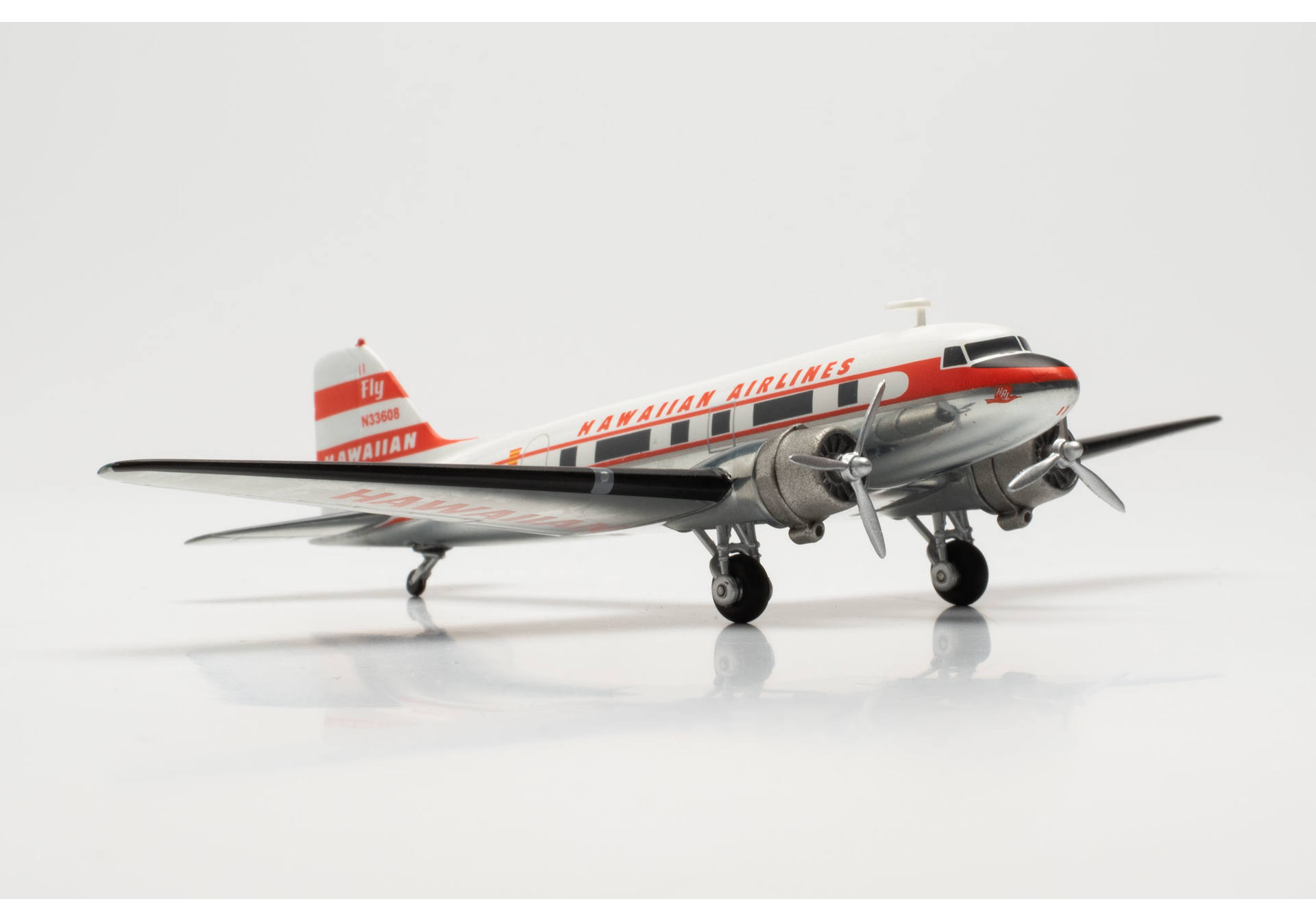 Hawaiian Airlines Douglas DC-3 “Viewmaster” – N33608