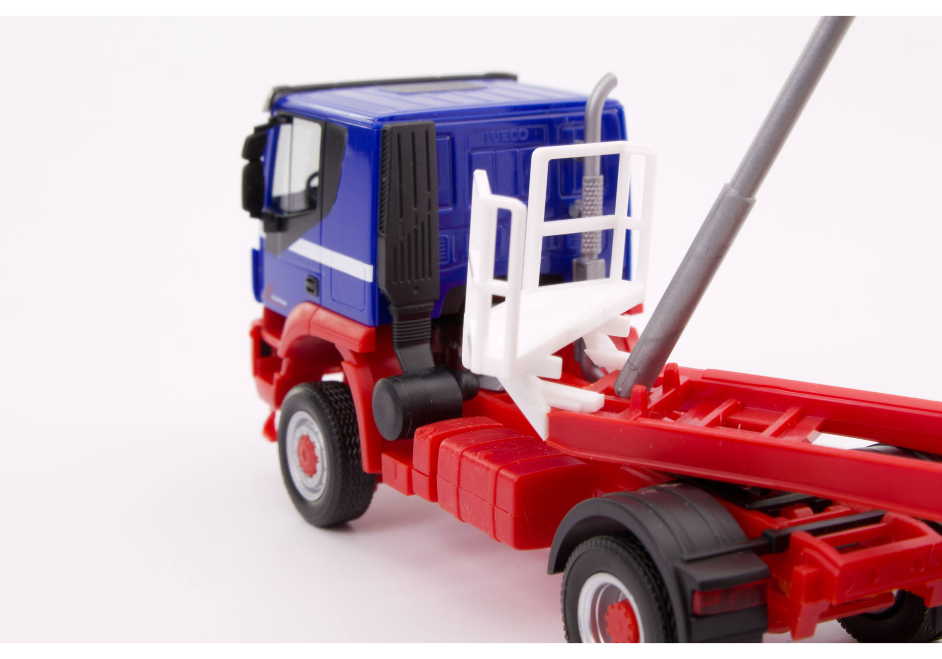 Iveco Trakker 4x4 Thermomulden-Sattelzug „Riwatrans“
