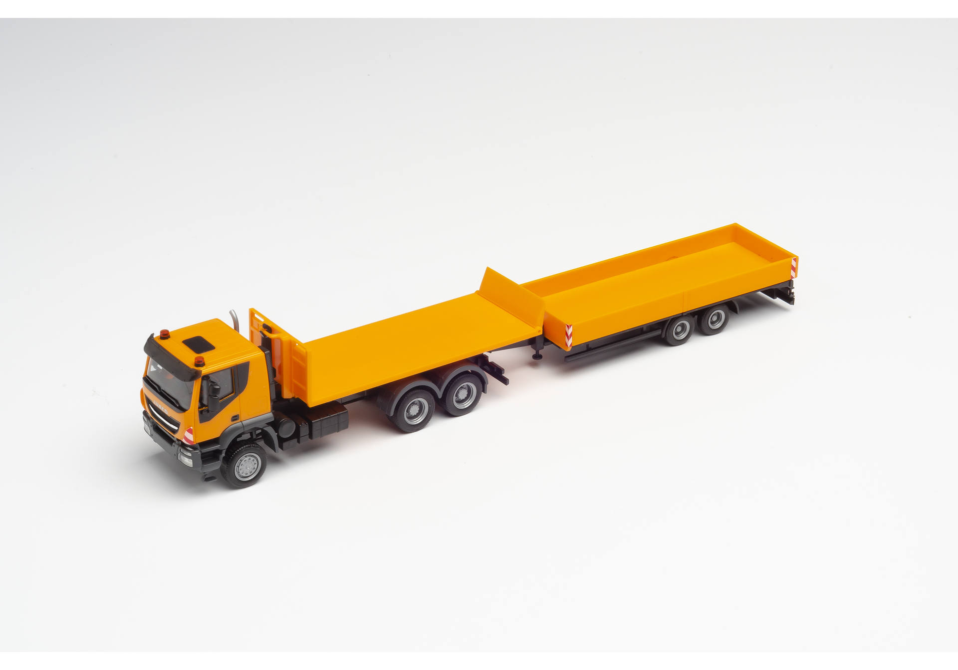 Iveco Trakker 6×6 roll-off flatbed truck with low-boy trailer