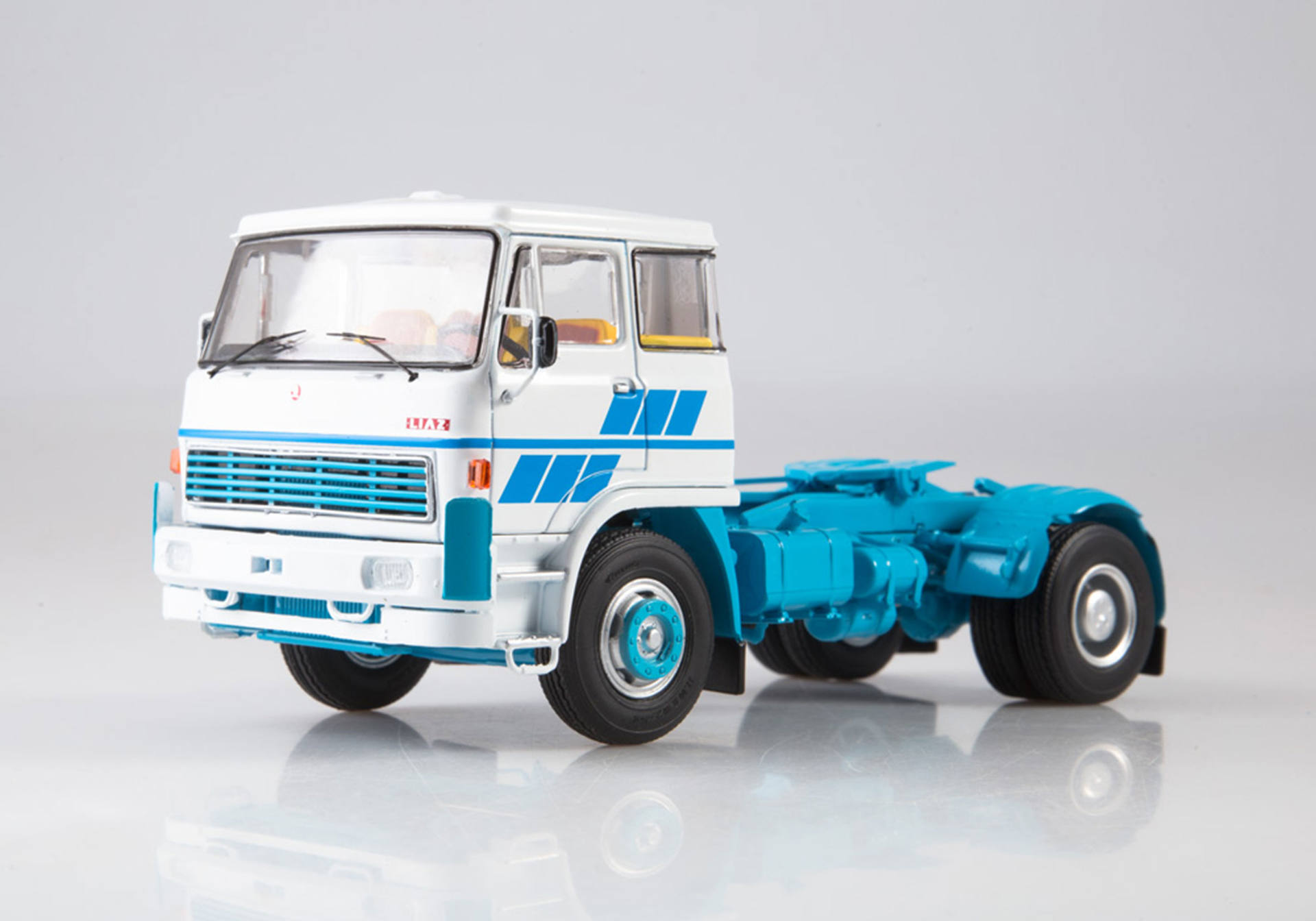 LIAZ-100.471 tractor, white/lightblue