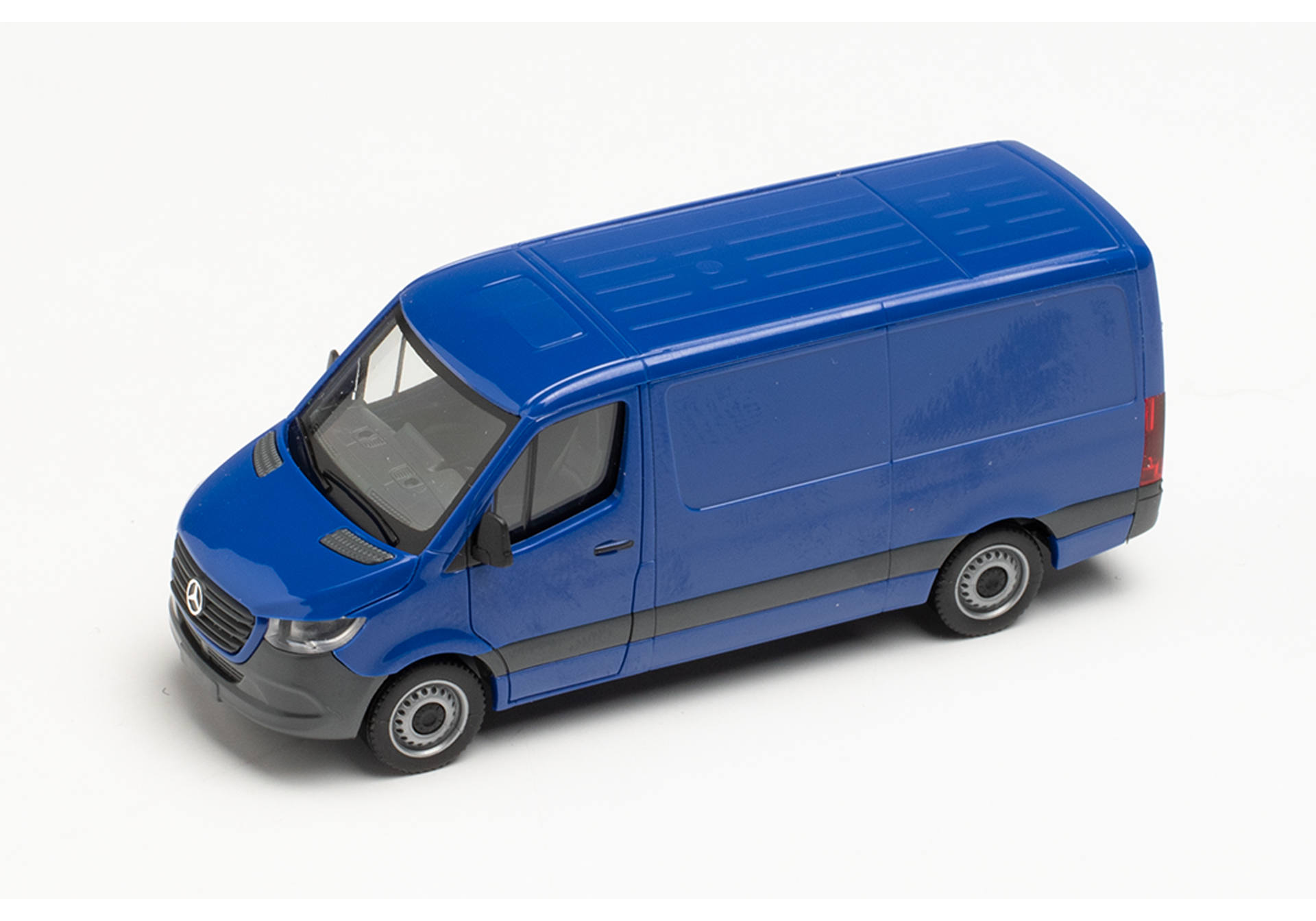 Mercedes-Benz Sprinter `18 box low roof, ultramarine blue