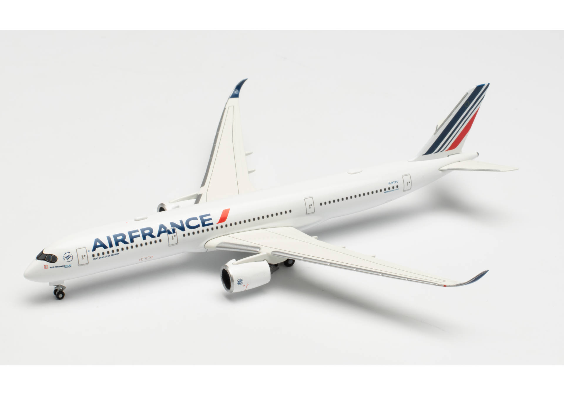Air France Airbus A350-900 – F-HTYC “Saint Denis de La Reunion”