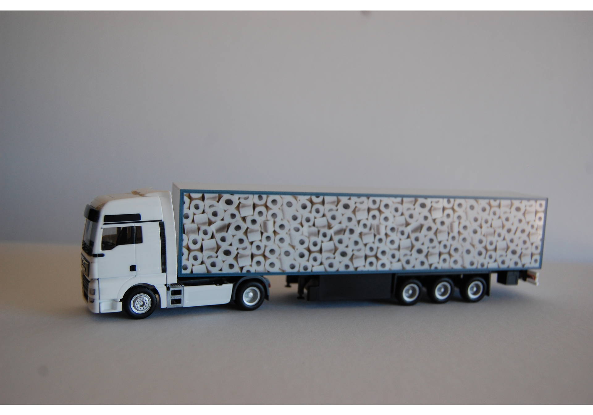 MAN TGX XXL Koffer-Sattelzug "Roll Express 2020"