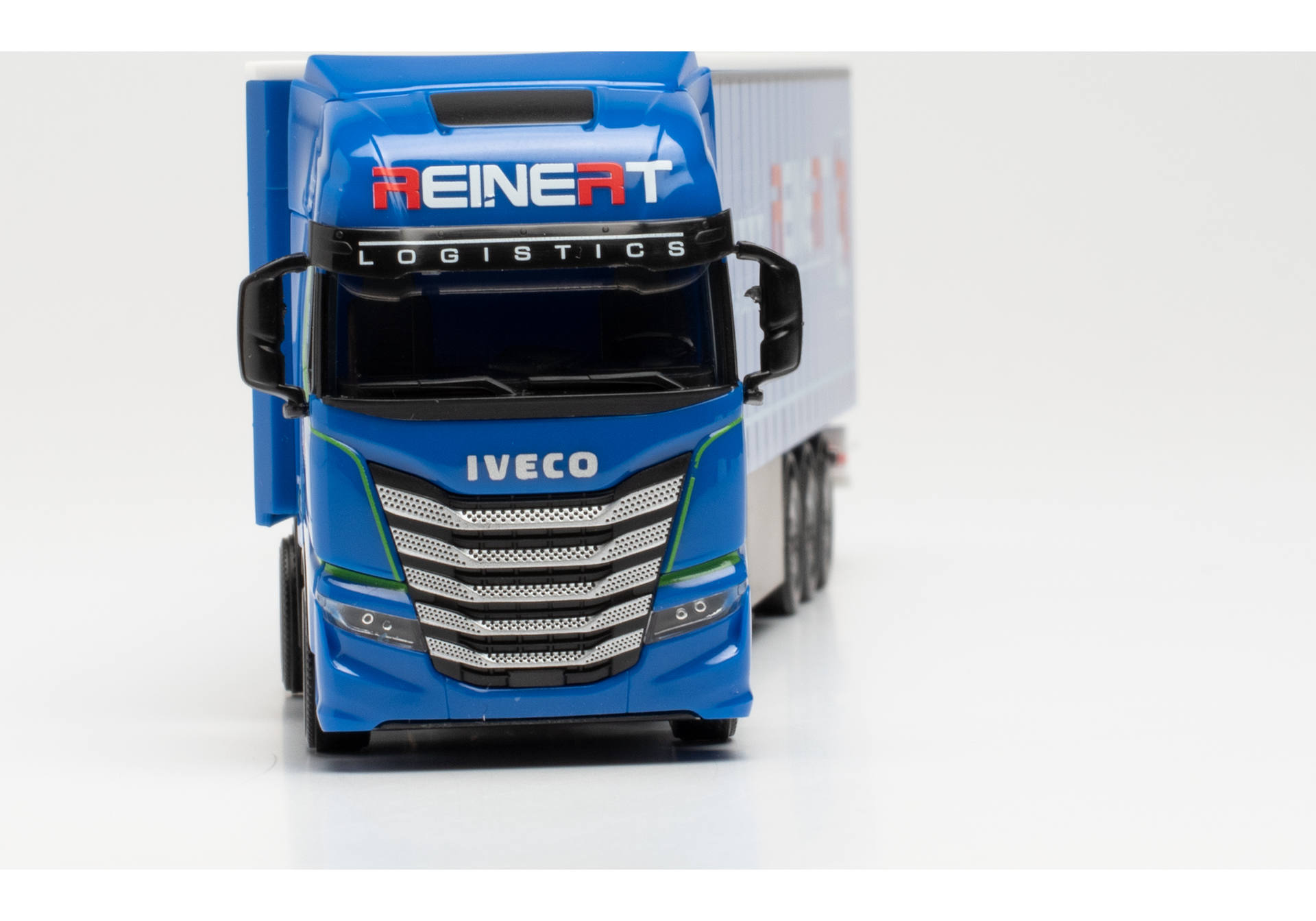 Iveco S-Way LNG curtain semitrailer „Reinert Logistics“