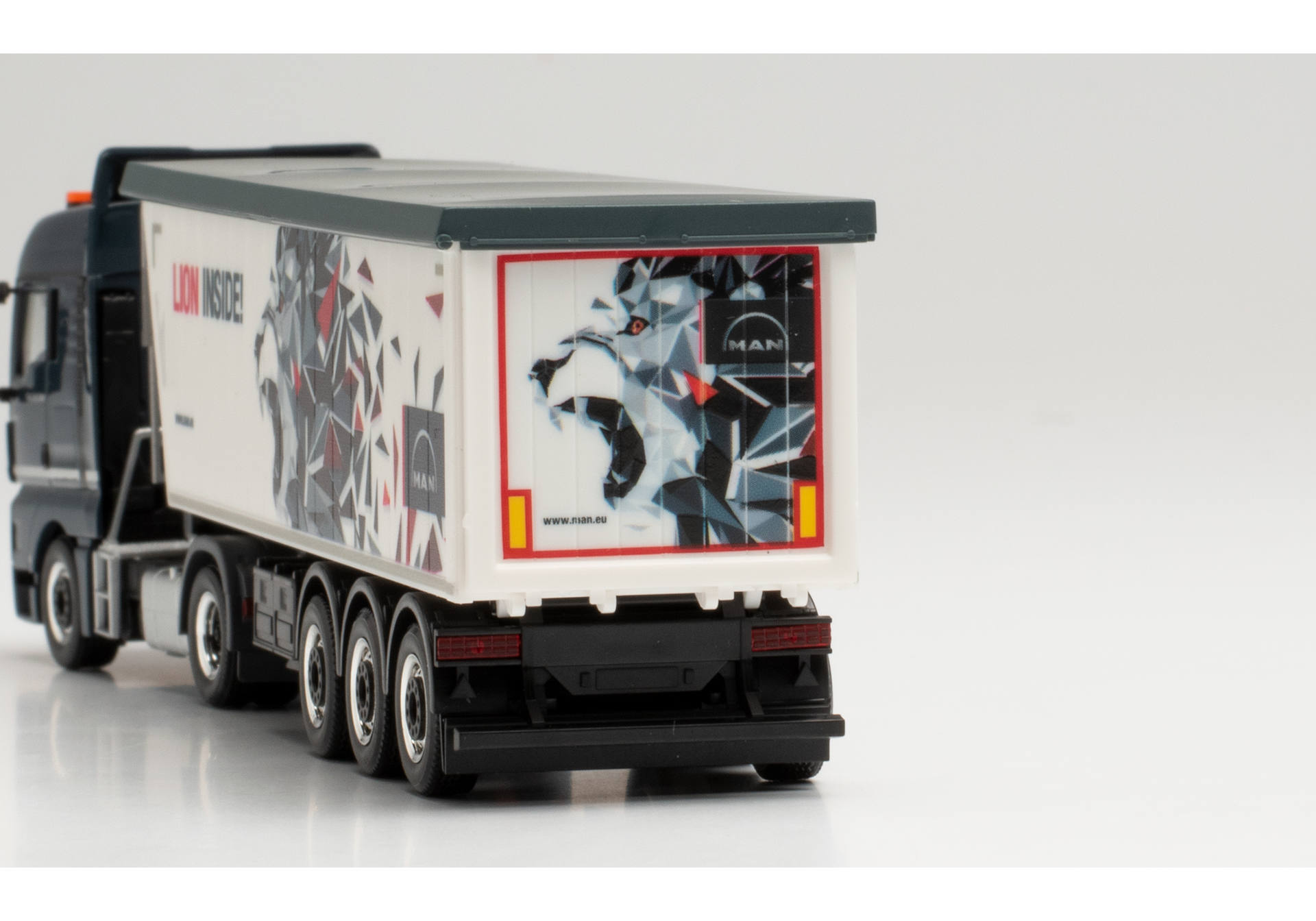MAN TGX XLX Stöffelliner semitrailer "Lion Inside"