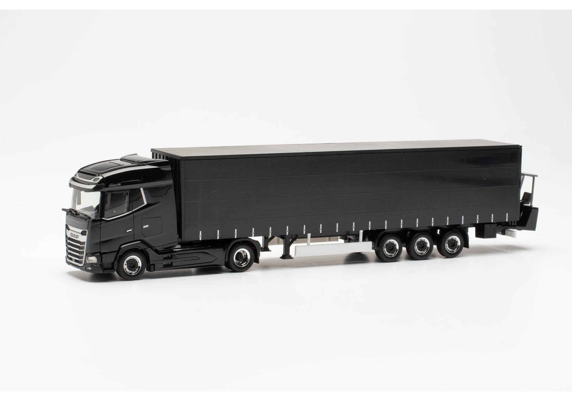 DAF XG curtain canvas semitrailer with mounted forklift, black