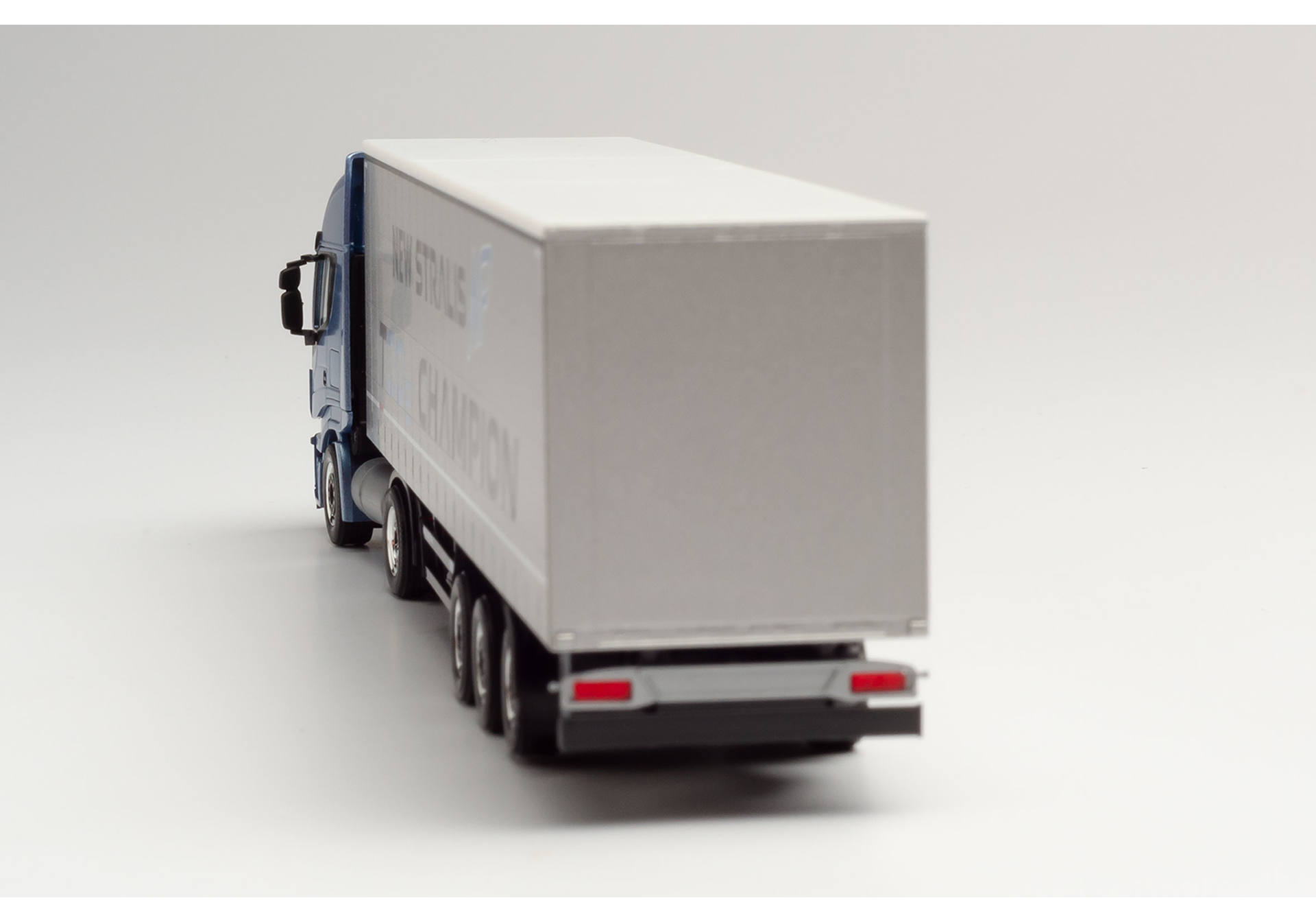 Iveco Stralis NP 460 Gardinenplanen-Sattelzug „New Stralis TCO2 Champion“