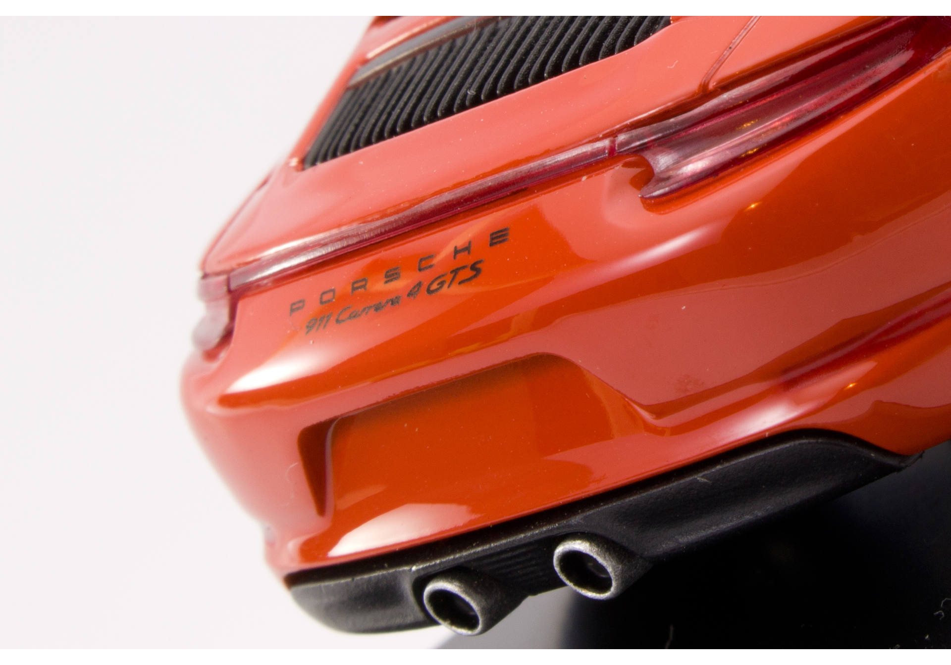 Porsche 911 Carrera 4 GTS, lavaorange
