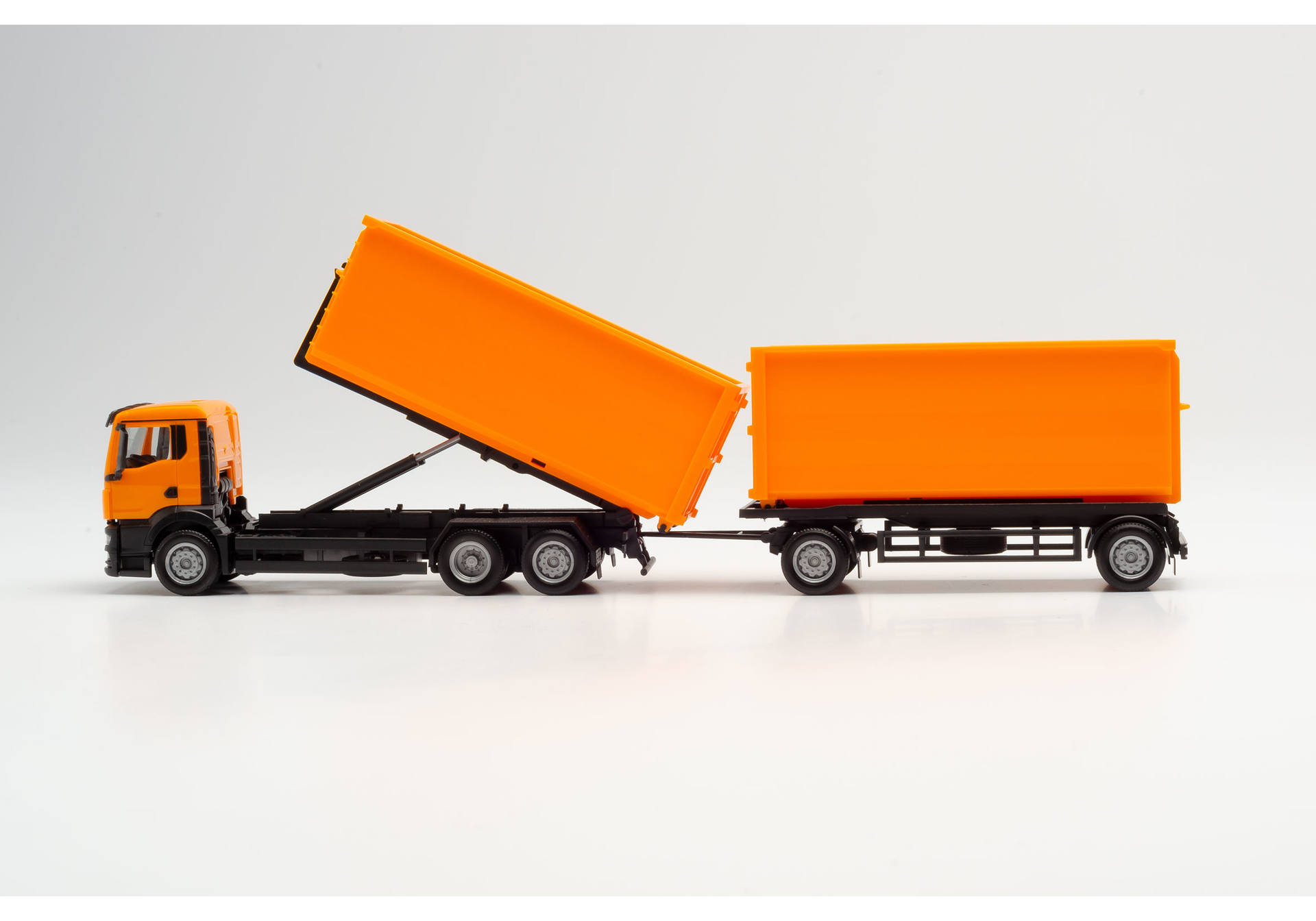 roll-off containert ruck with trailer, communal orange H0 1/87 H0 1/87 H0 1/87 312448 39,95 € Scania CR 20 HD Kühlkoffer-Hängerzug / Scania CR 20 HD refrigerated box truck with trailer „Müll