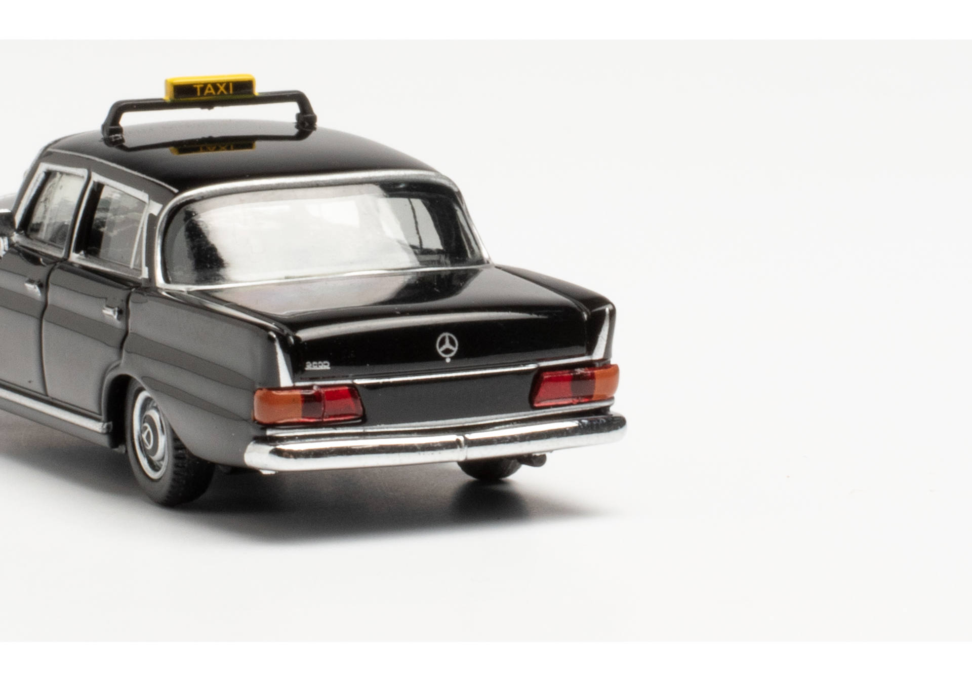 Mercedes-Benz 200 Heckflosse „Taxi“ schwarz