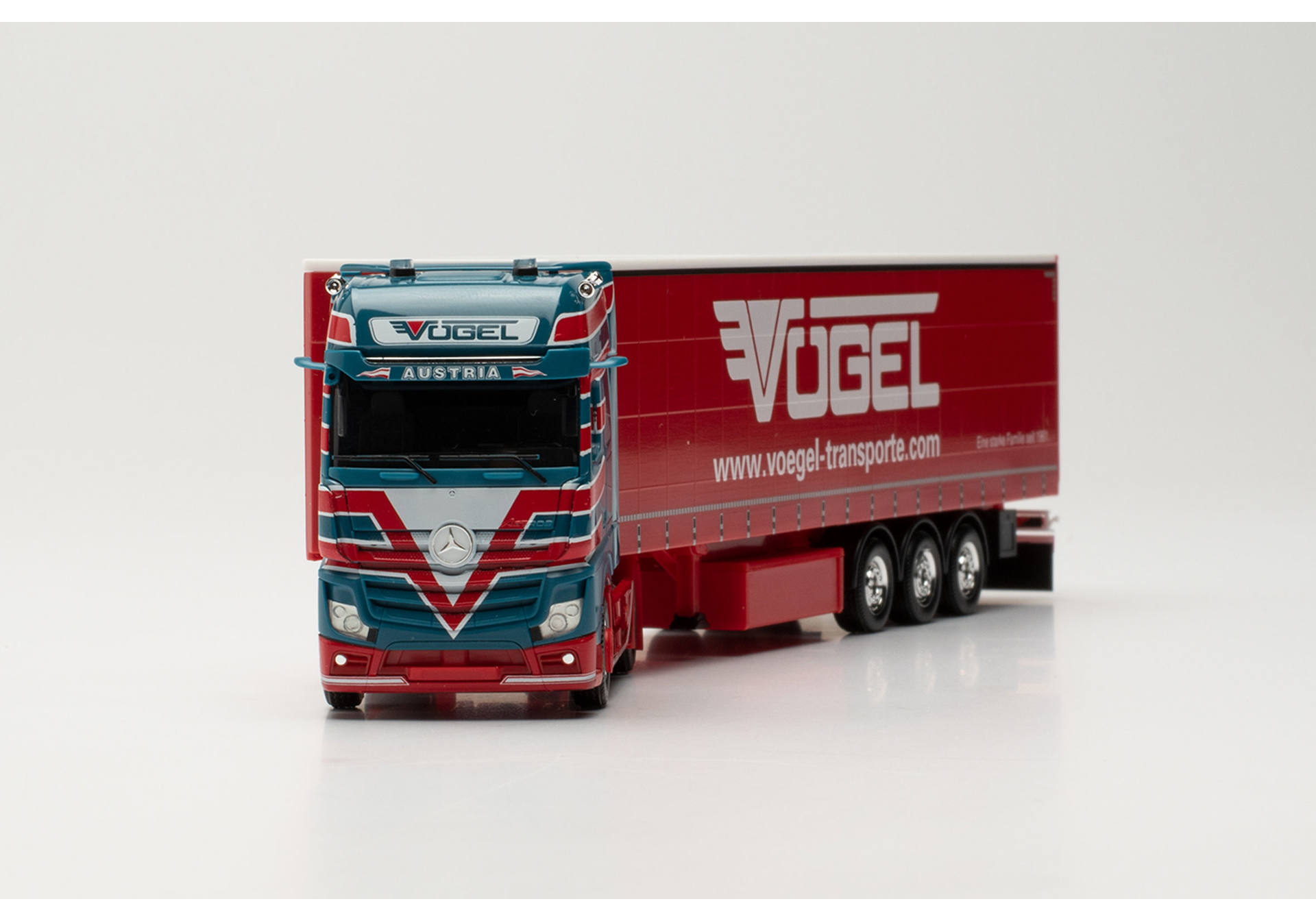 Mercedes-Benz Actros Gigaspace `18 Gardinenplanen-Sattelzug "Vögel" (Österreich/Bludesch)