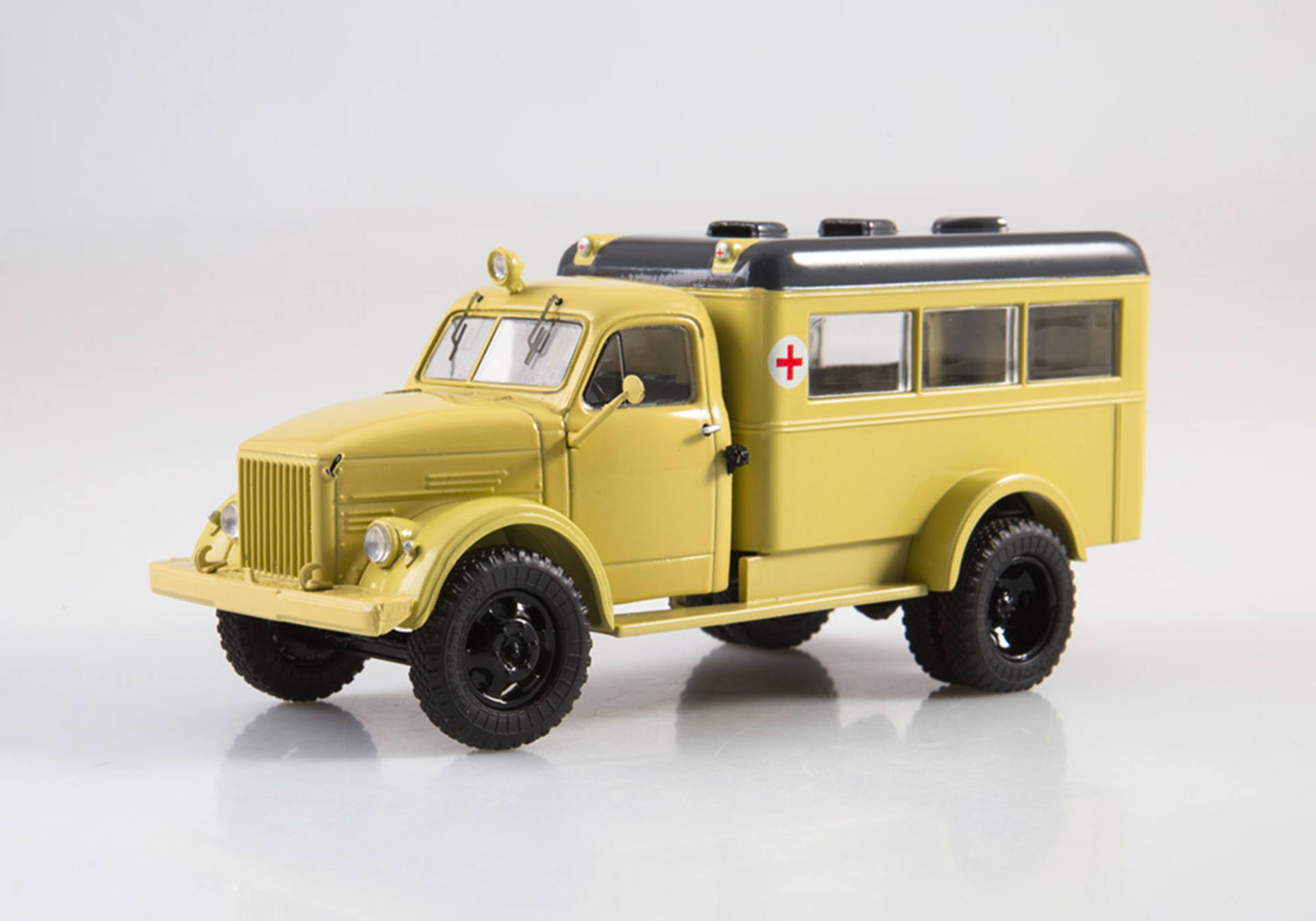 PAZ-653 Mannschaftswagen „Rotes Kreuz“