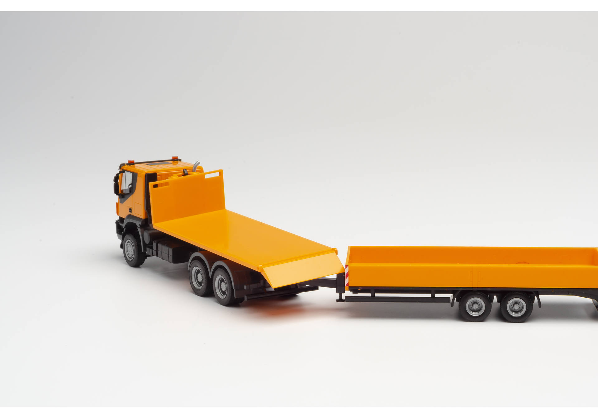 Iveco Trakker 6×6 roll-off flatbed truck with low-boy trailer