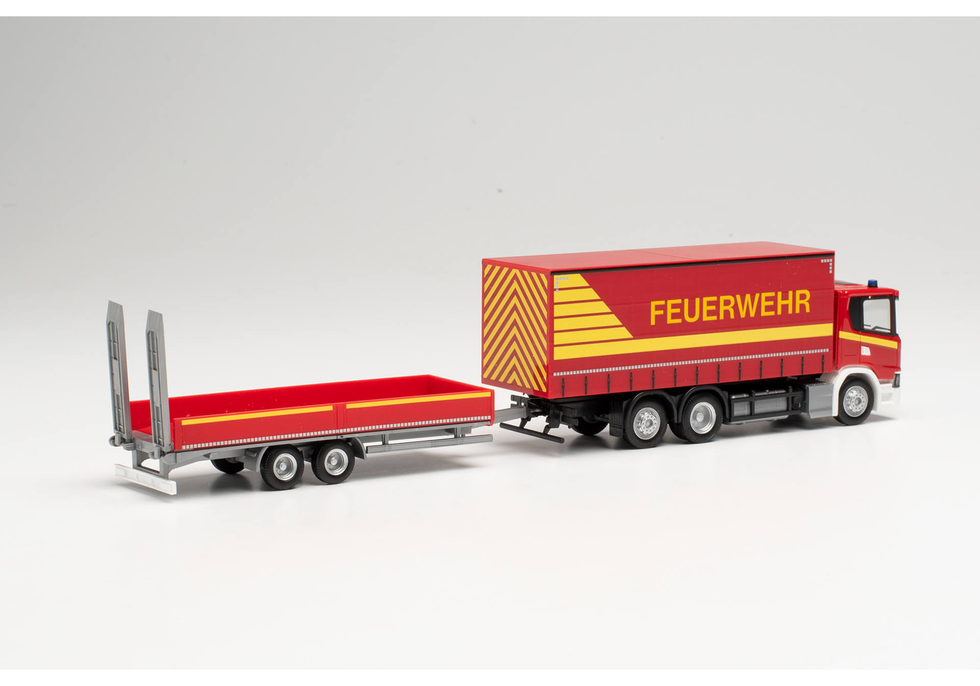 Scania CG 17 Gardinenplanen-LKW mit Tieflade-Anhänger mit Rampen „Feuerwehr“
