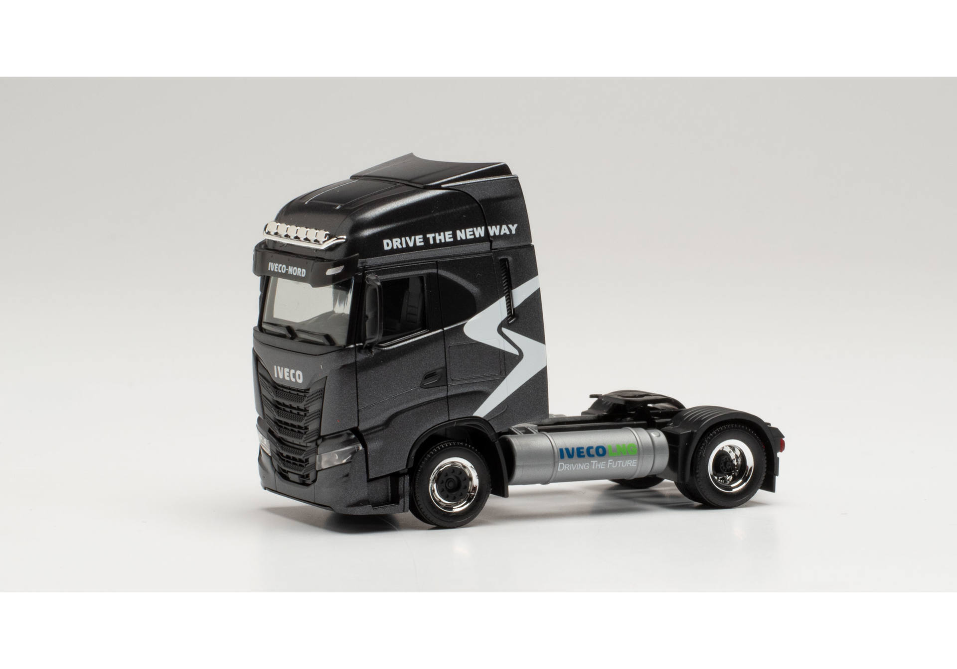 Iveco S-Way LNG tractor “DRIVE THE NEW WAY”