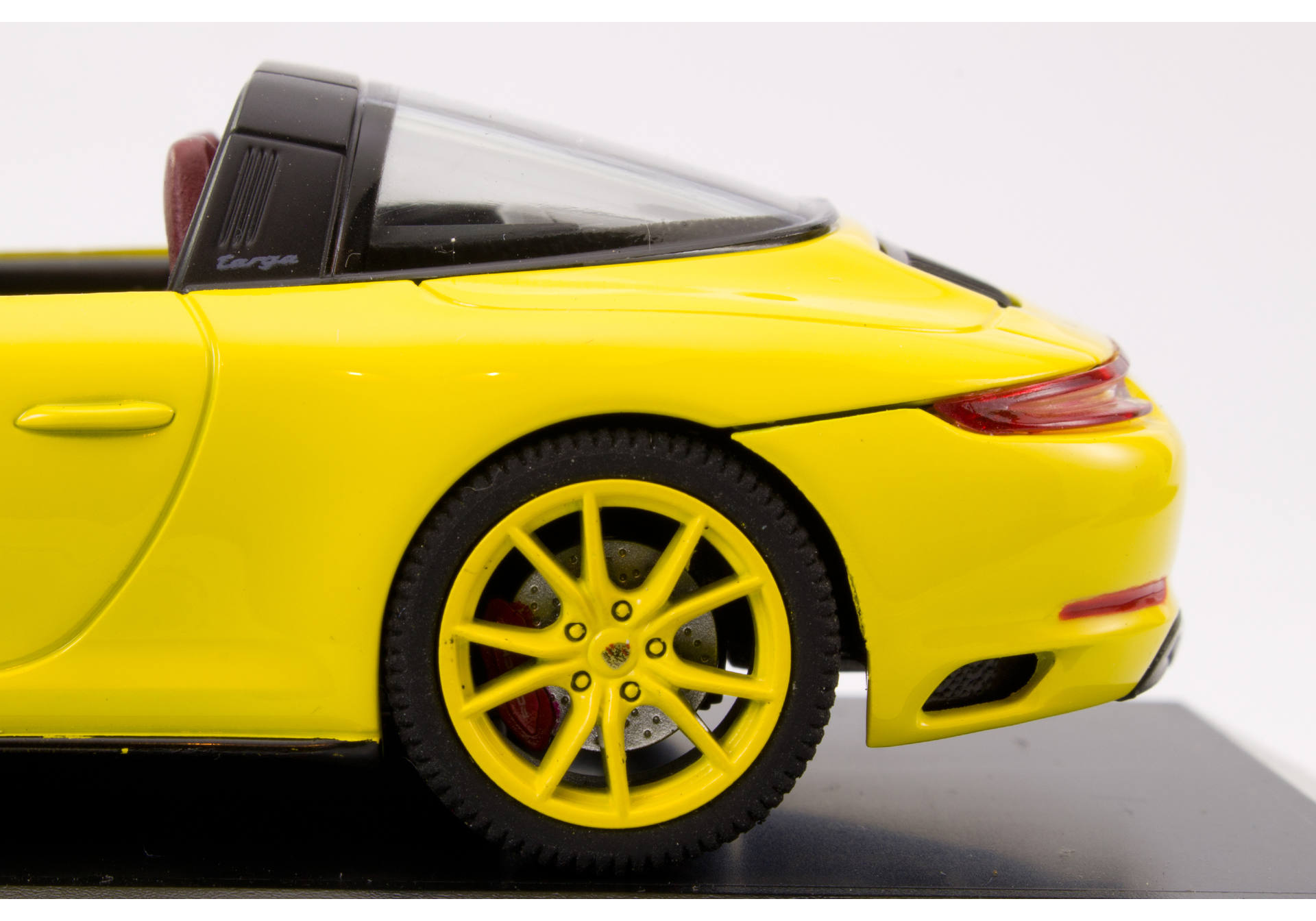 Porsche 911 Targa 4 GTS, racing yellow
