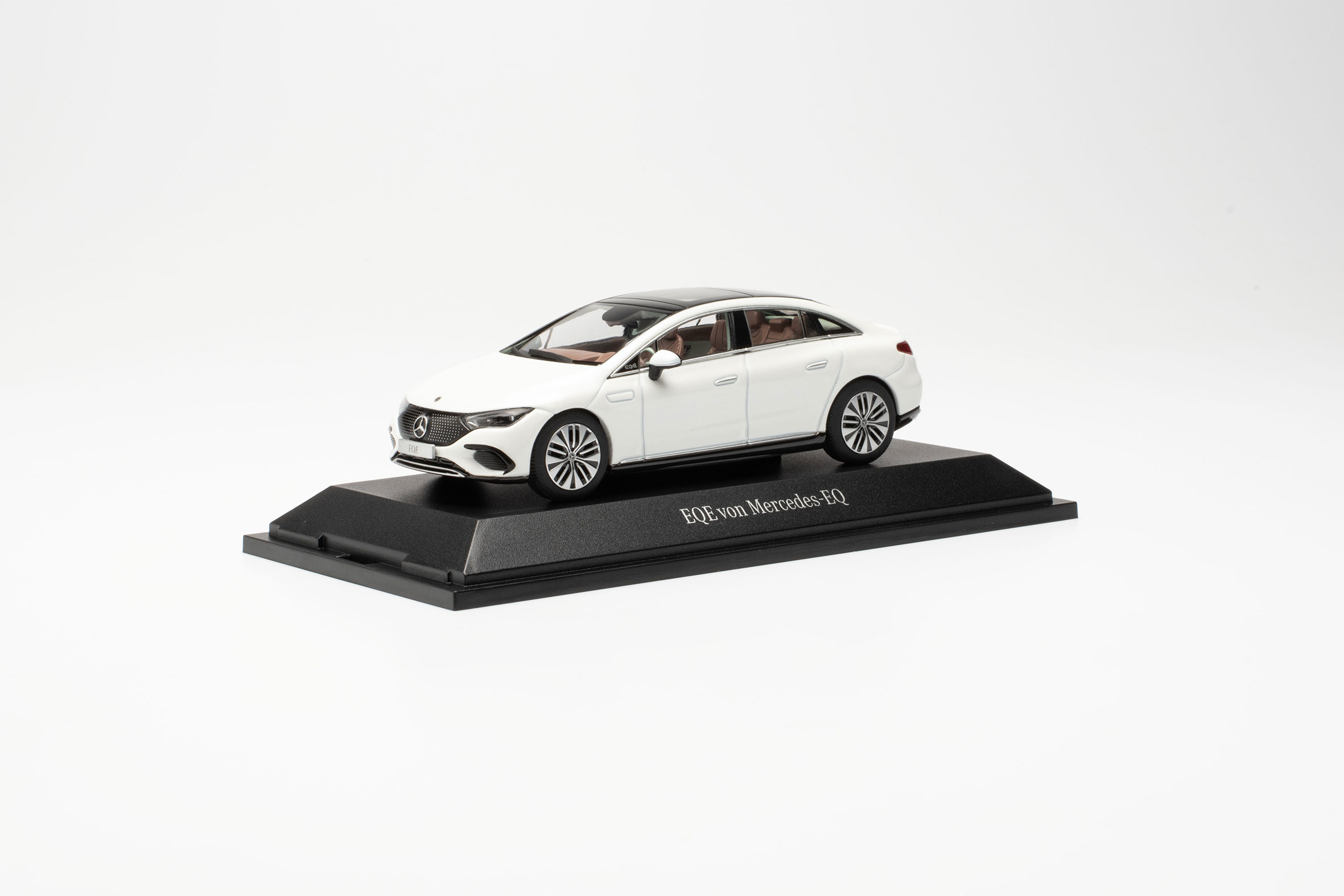 Mercedes-EQ EQE, opalith white bright