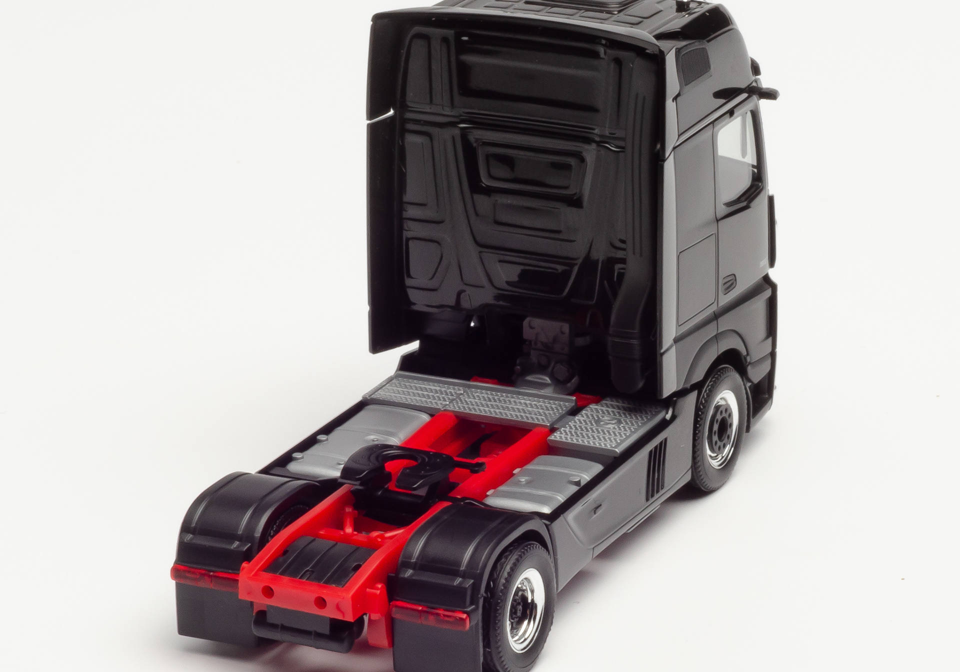 Mercedes-Benz Actros `18 Gigaspace Zugmaschine mit Rammschutz und Lampenbügel, schwarz