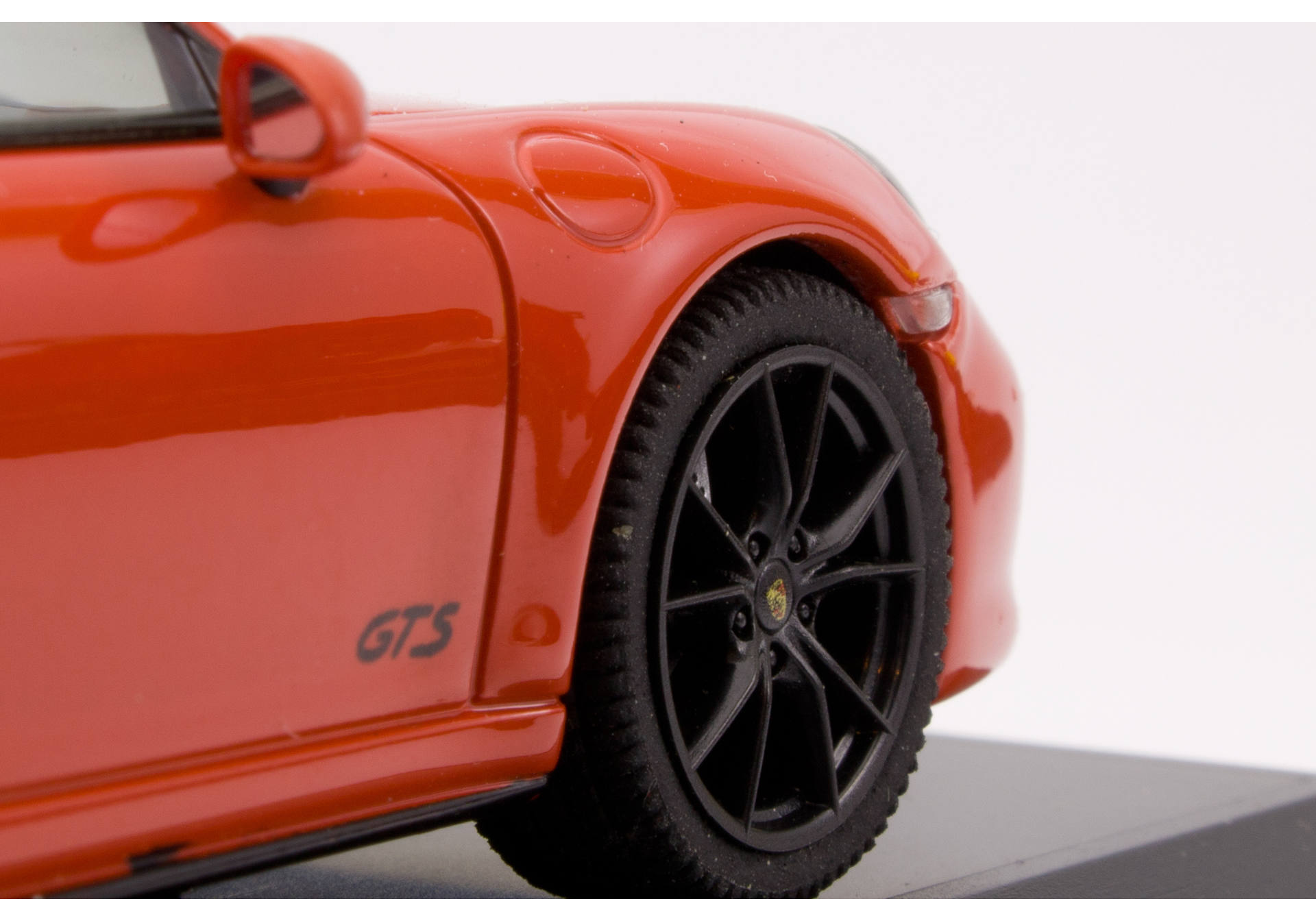 Porsche 911 Carrera 4 GTS, lavaorange