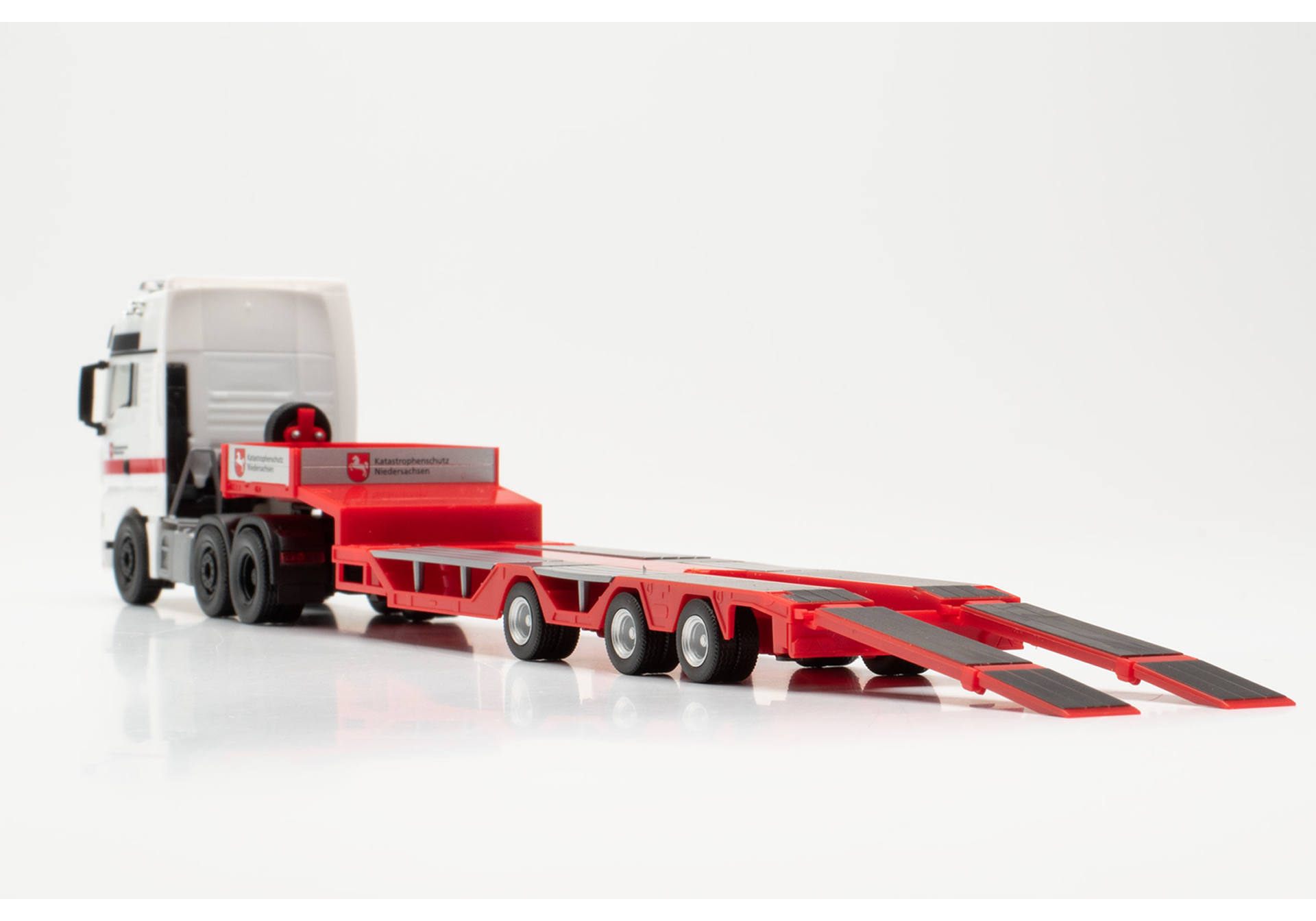 MAN TGX XXL 6x2 Allrounder Tieflade-Sattelzug „Katastrophenschutz Niedersachsen“ (Niedersachsen/Celle)