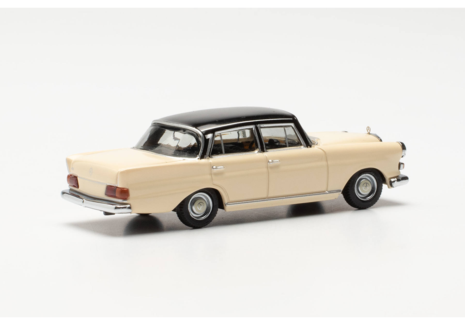 Mercedes-Benz 200 Heckflosse, creme