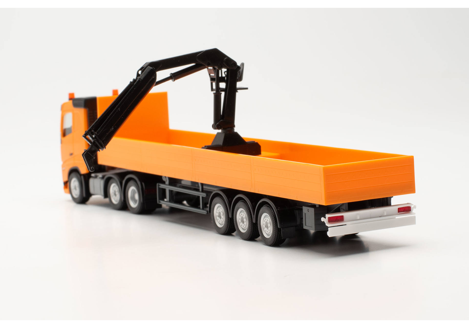 Volvo FH FD 2020 Pritschen-Sattelzug mit Ladekran und Ladung 3a/3a, orange