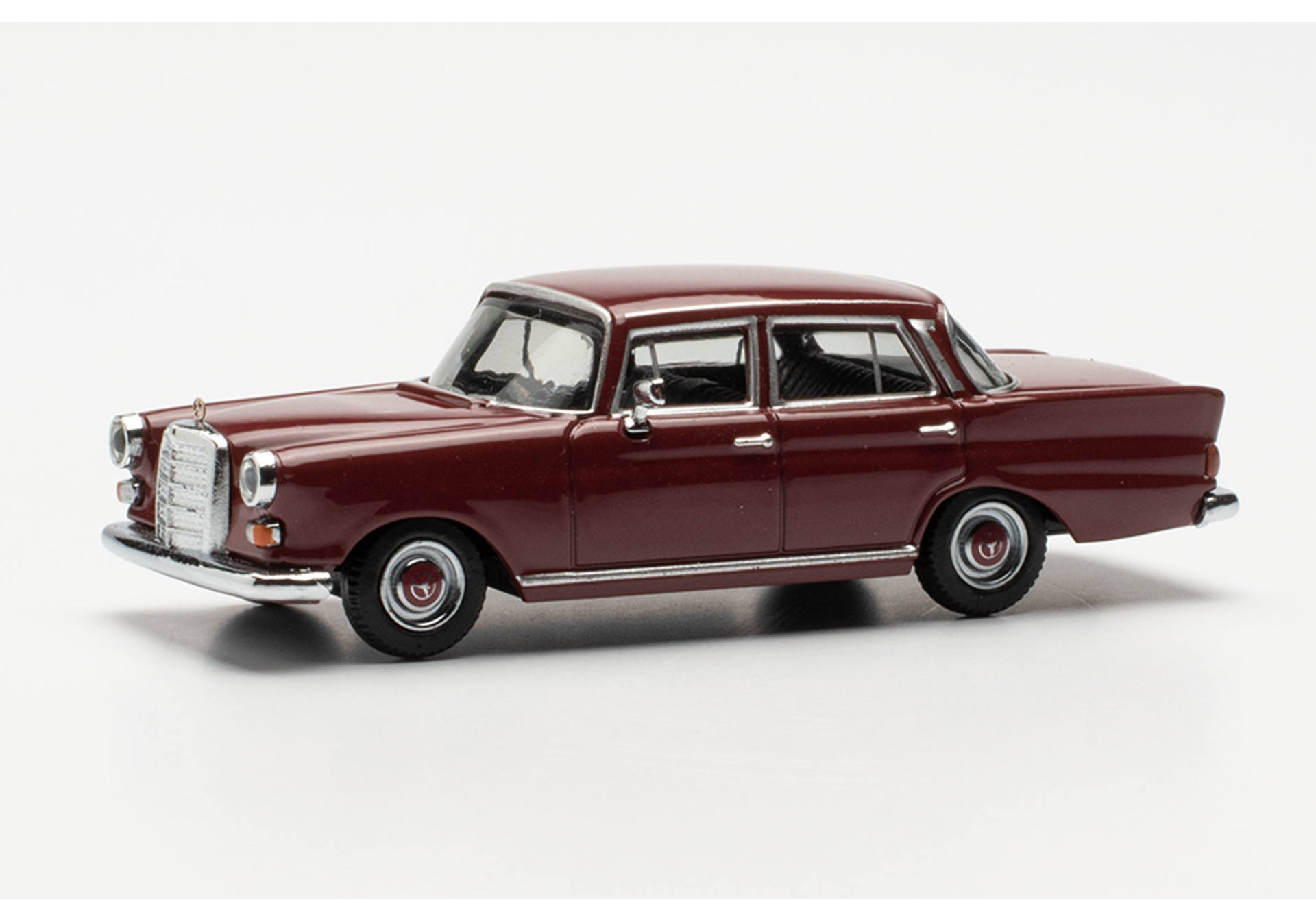 Mercedes-Benz 200 Heckflosse, weinrot