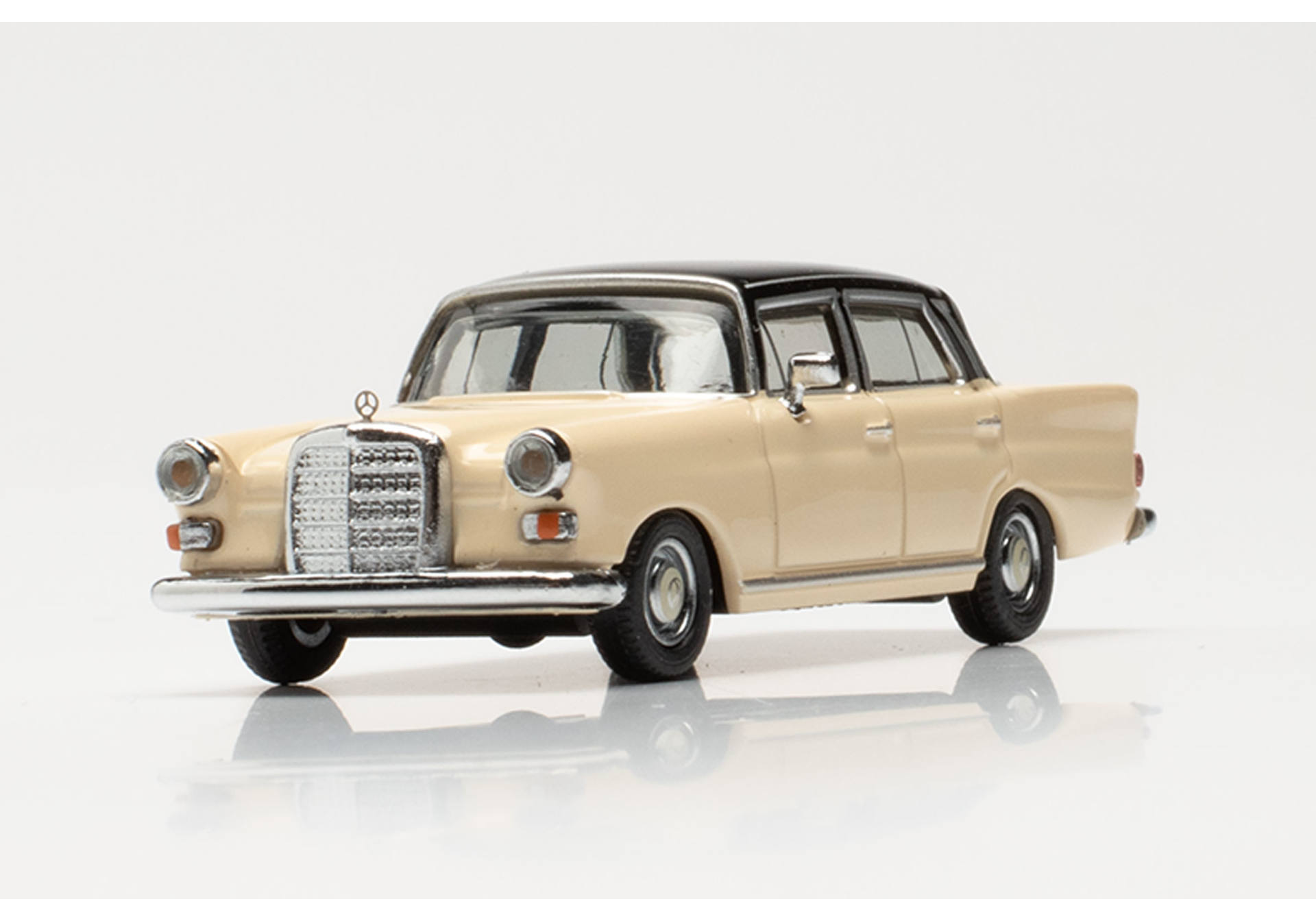 Mercedes-Benz 200 Heckflosse, creme