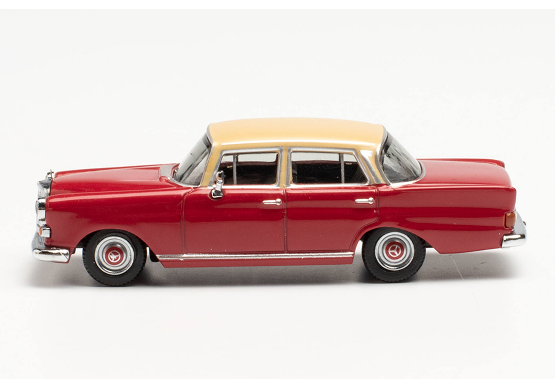 Mercedes-Benz 200 Heckflosse, rot/creme