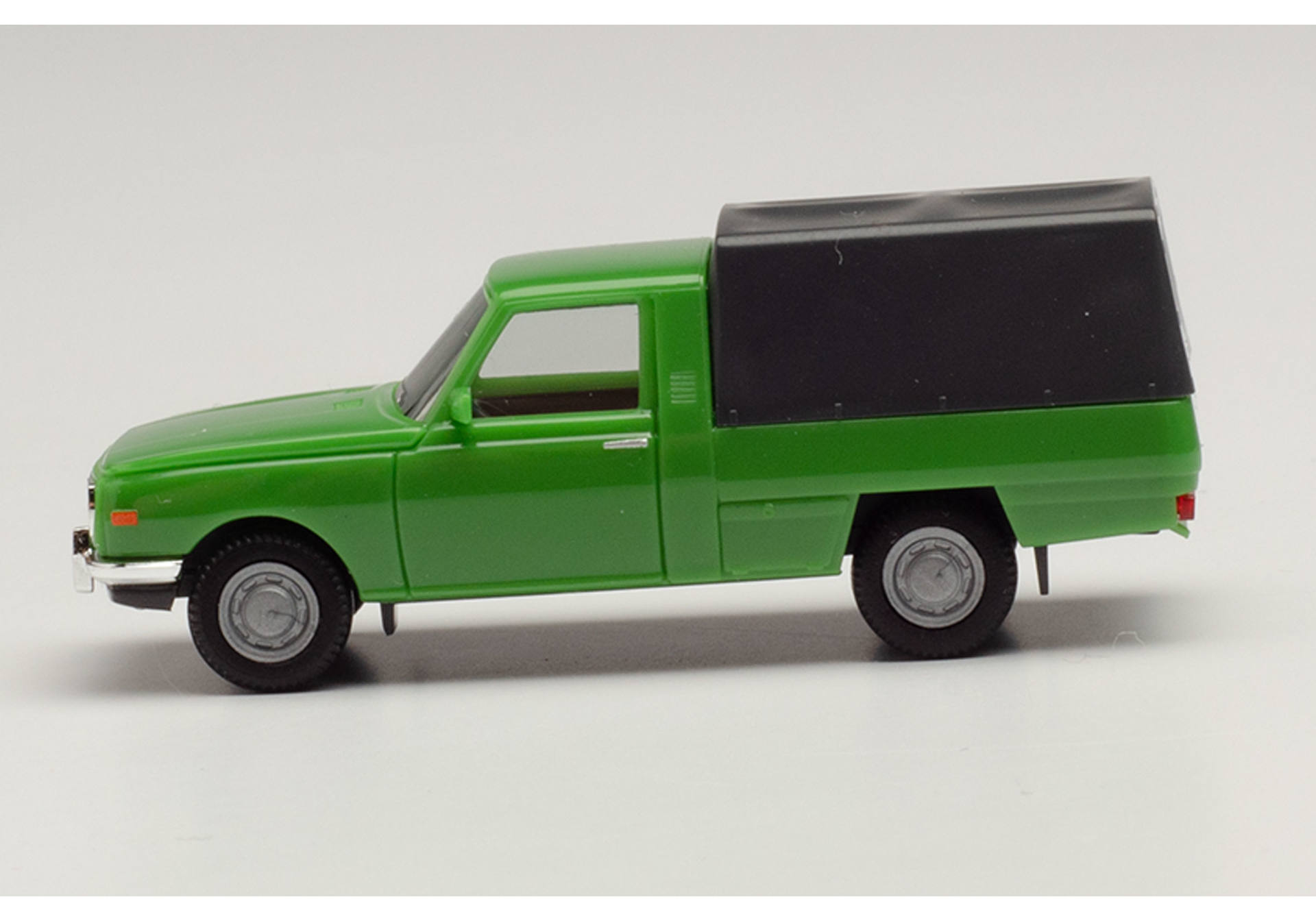 Wartburg 353 Trans '66 mit Plane, grün